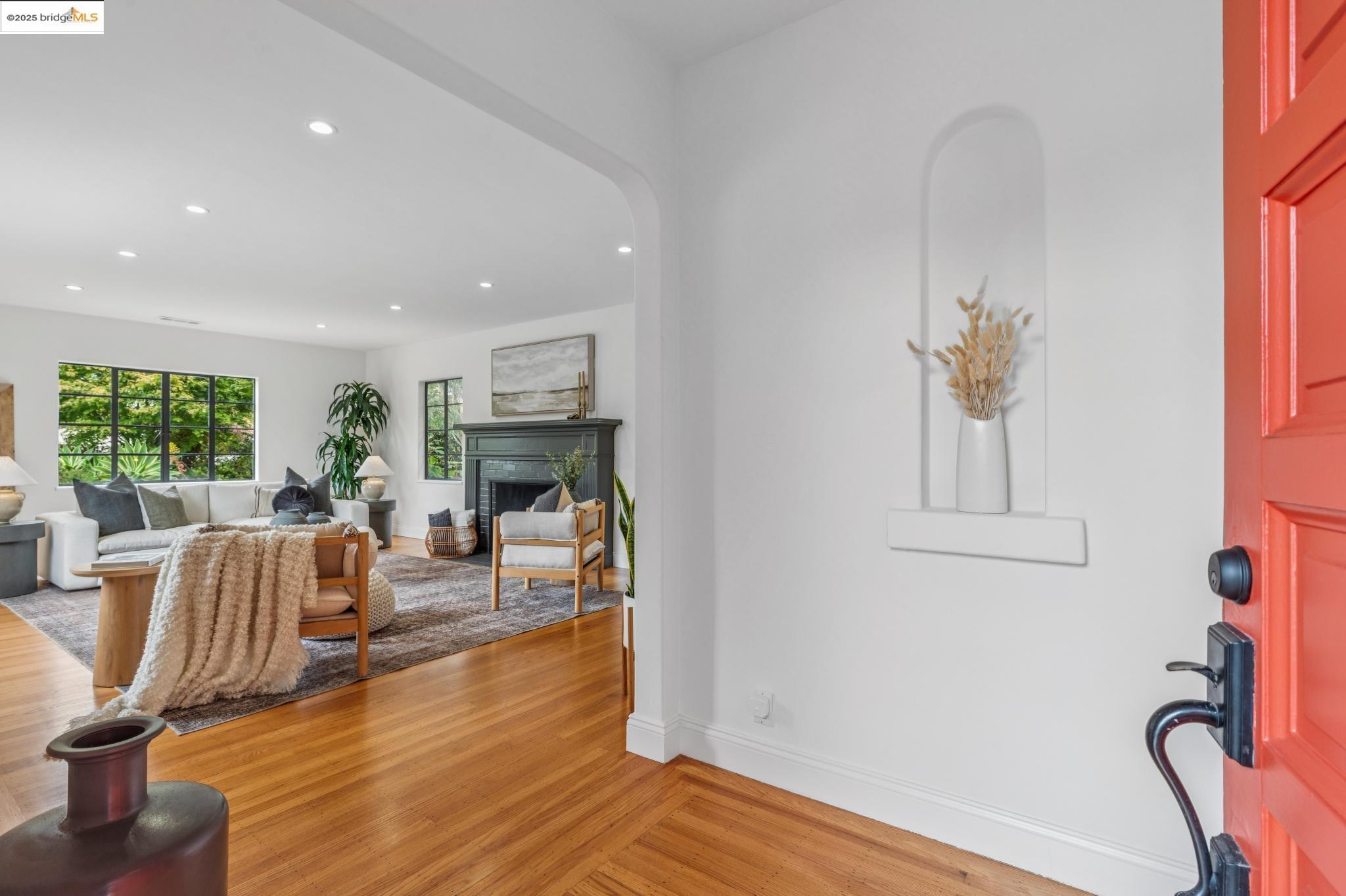 Detail Gallery Image 6 of 55 For 5207 Masonic Ave, Oakland,  CA 94618 - 4 Beds | 3 Baths