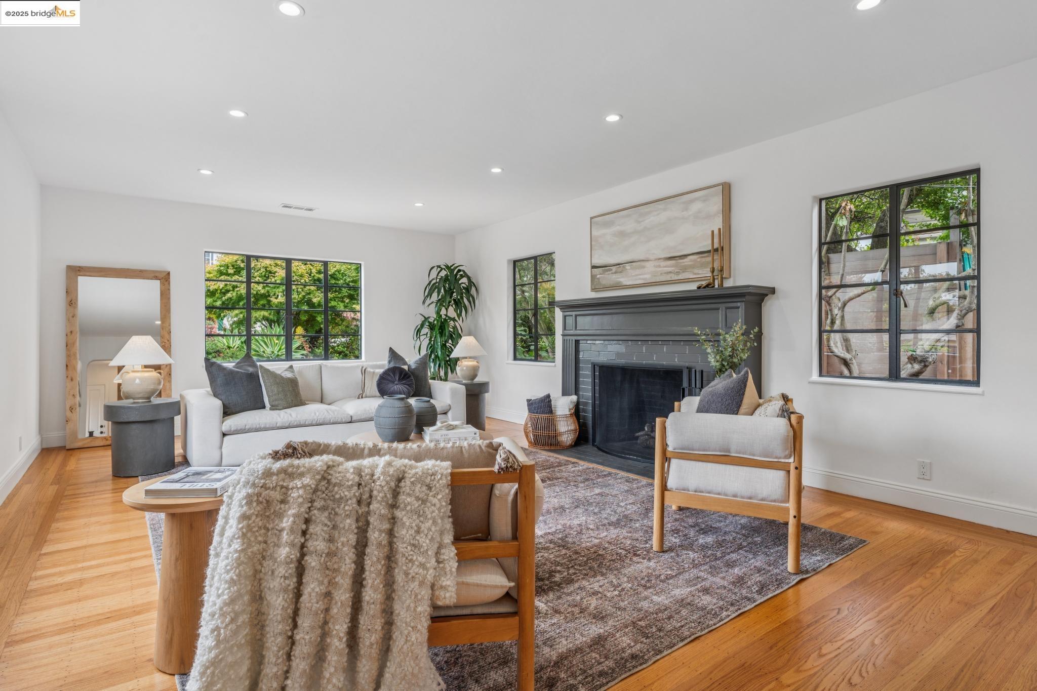 Detail Gallery Image 7 of 55 For 5207 Masonic Ave, Oakland,  CA 94618 - 4 Beds | 3 Baths