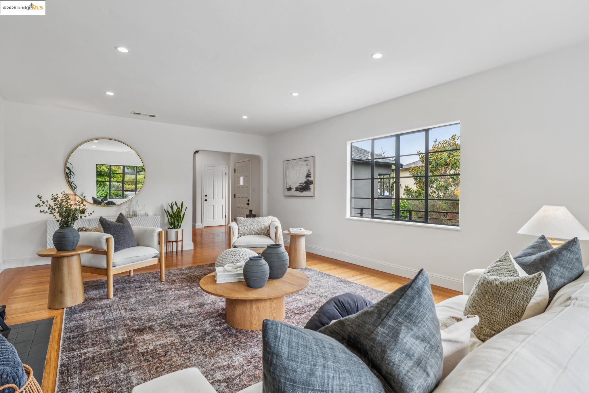 Detail Gallery Image 9 of 55 For 5207 Masonic Ave, Oakland,  CA 94618 - 4 Beds | 3 Baths