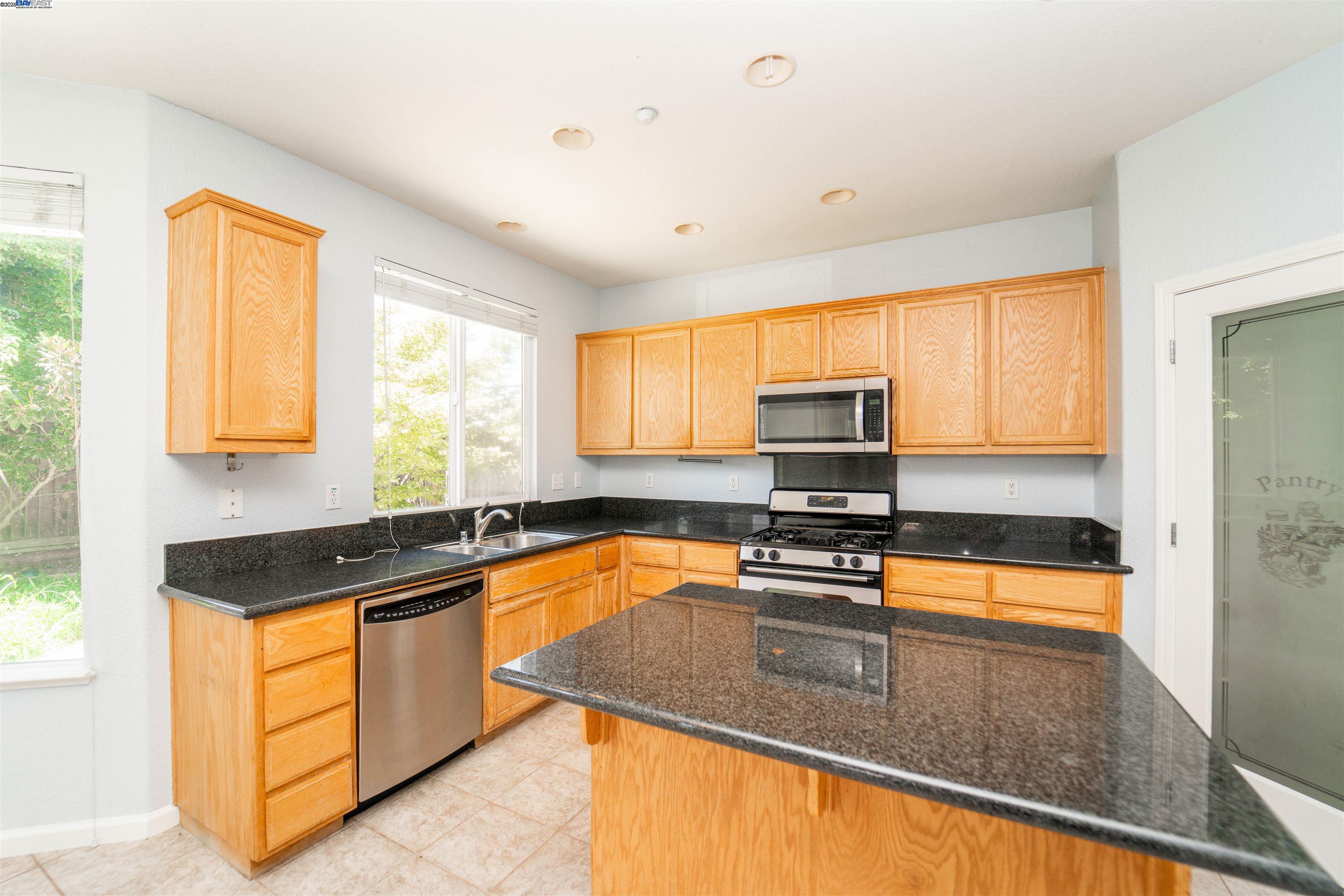 Detail Gallery Image 8 of 31 For 2609 Intrigue Lane, Brentwood,  CA 94513-1747 - 4 Beds | 2/1 Baths