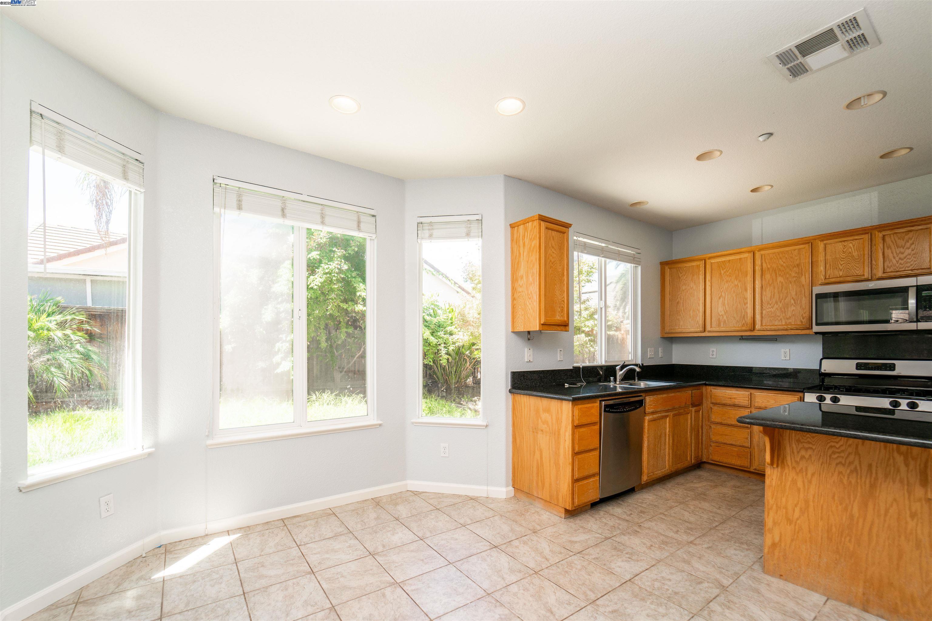 Detail Gallery Image 10 of 31 For 2609 Intrigue Lane, Brentwood,  CA 94513-1747 - 4 Beds | 2/1 Baths