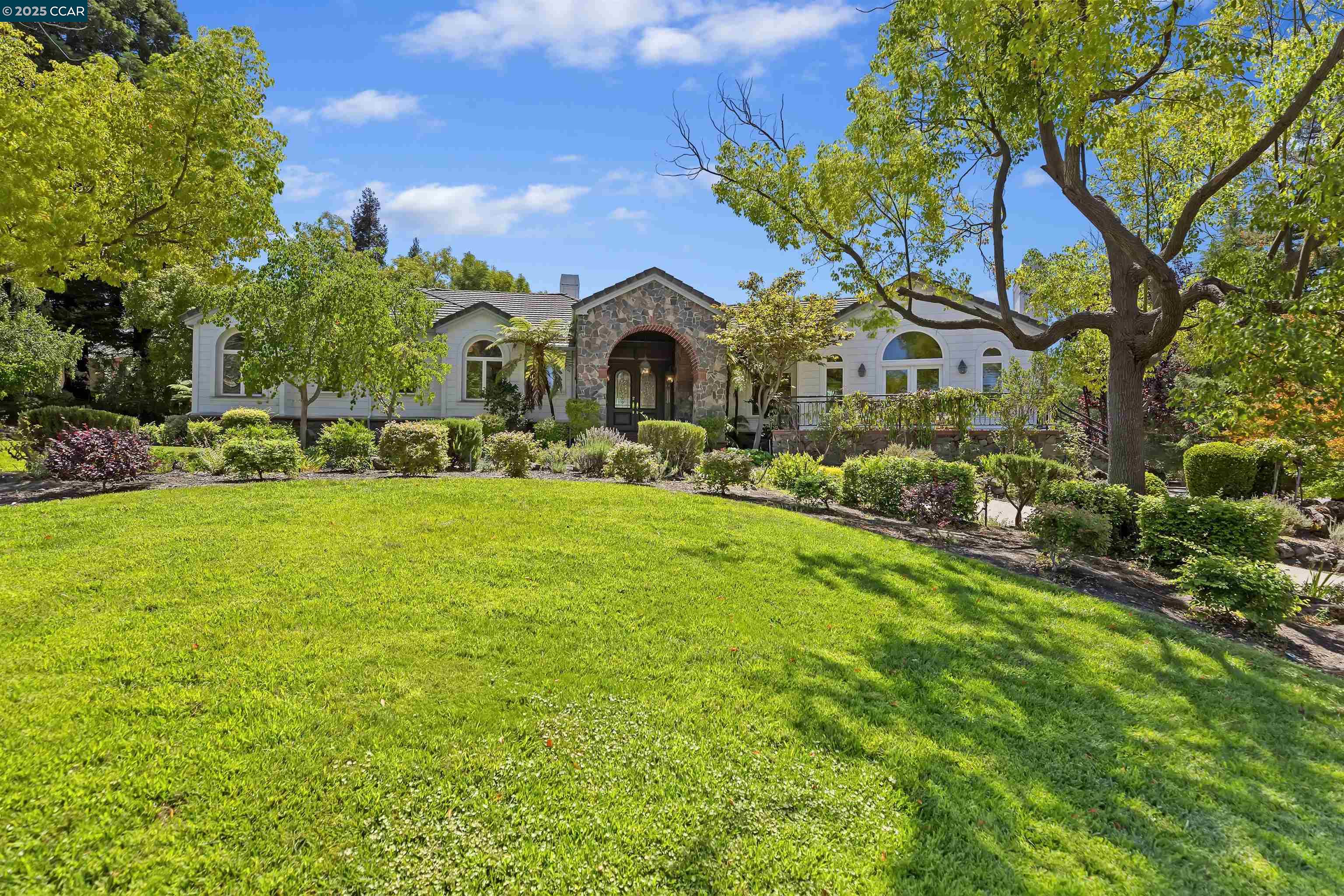 Detail Gallery Image 1 of 41 For 30 Crestview Ct, Lafayette,  CA 94549 - 5 Beds | 4/1 Baths