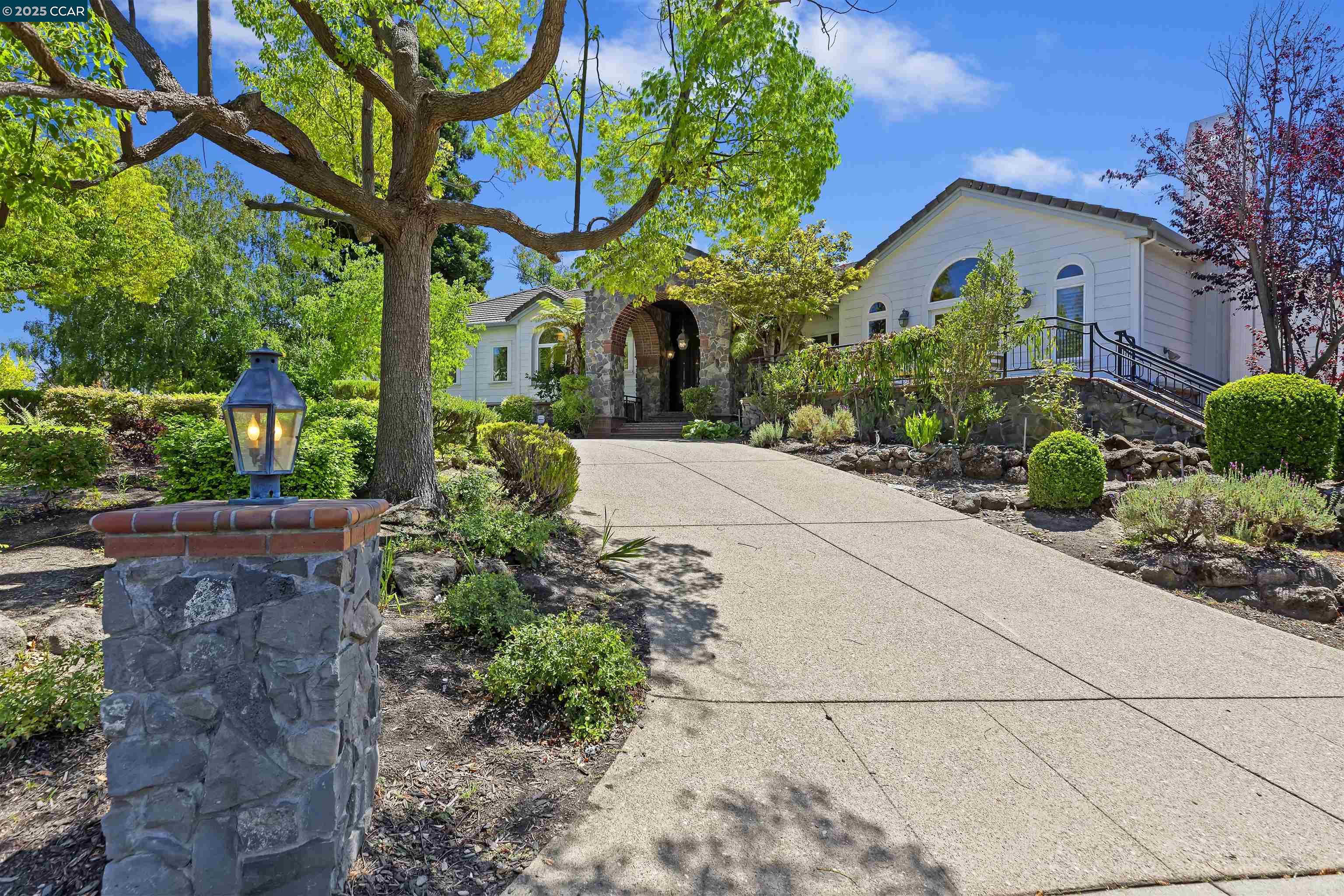 Detail Gallery Image 4 of 41 For 30 Crestview Ct, Lafayette,  CA 94549 - 5 Beds | 4/1 Baths