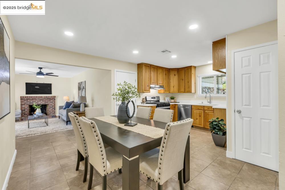 Detail Gallery Image 10 of 49 For 9024 Drury Ct, Sacramento,  CA 95826 - 5 Beds | 3 Baths