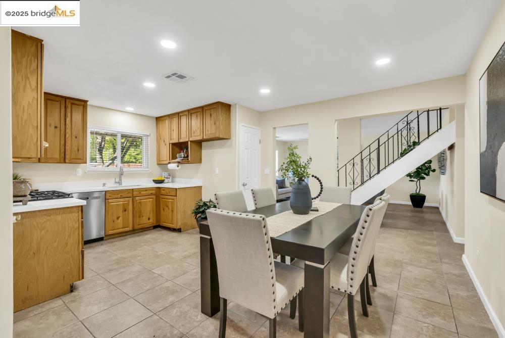 Detail Gallery Image 12 of 49 For 9024 Drury Ct, Sacramento,  CA 95826 - 5 Beds | 3 Baths