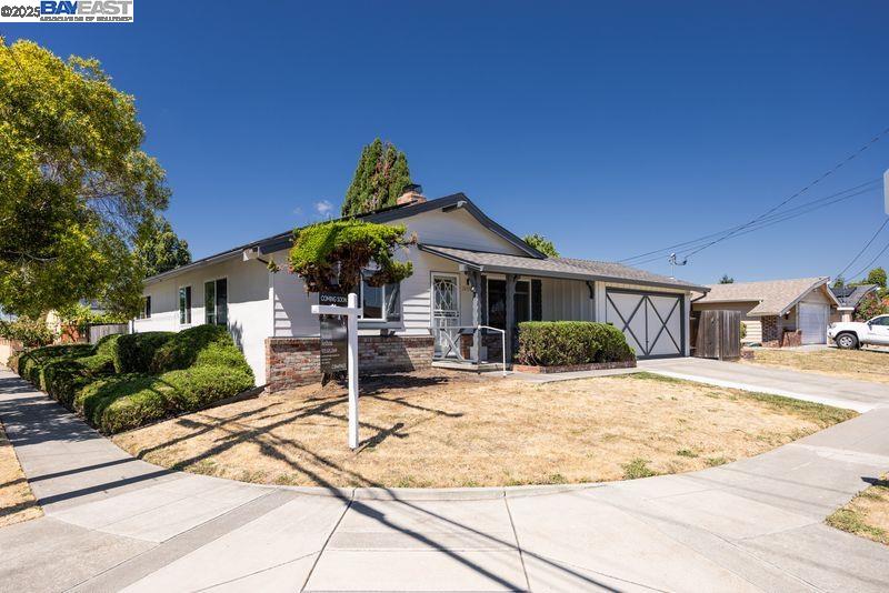 Detail Gallery Image 2 of 33 For 26799 Contessa St, Hayward,  CA 94545 - 4 Beds | 3 Baths