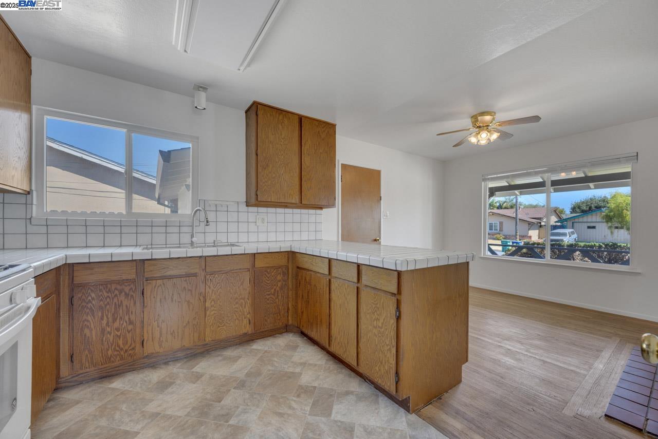 Detail Gallery Image 11 of 33 For 26799 Contessa St, Hayward,  CA 94545 - 4 Beds | 3 Baths
