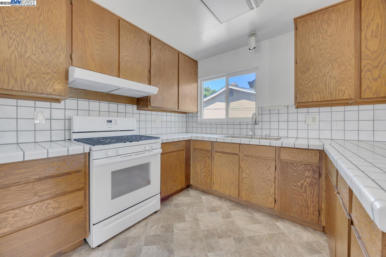 Detail Gallery Image 9 of 33 For 26799 Contessa St, Hayward,  CA 94545 - 4 Beds | 3 Baths