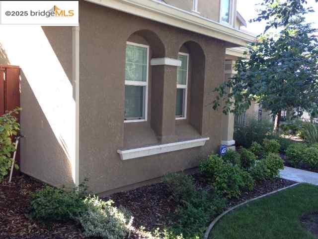 Detail Gallery Image 3 of 21 For 241 Jupiter Ct, Pittsburg,  CA 94565 - 5 Beds | 2/1 Baths