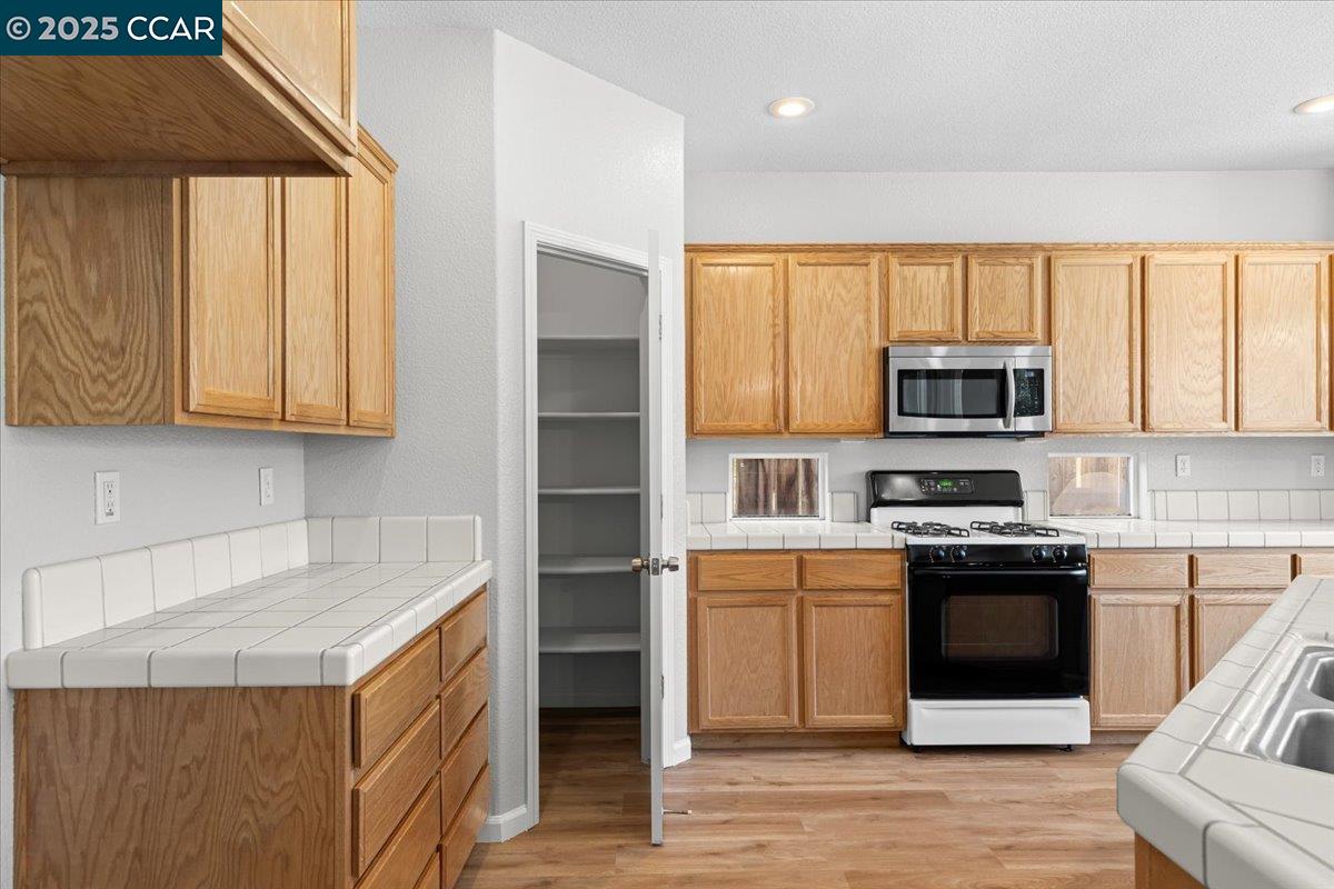 Detail Gallery Image 23 of 60 For 4540 Sunny Oak Dr, Turlock,  CA 95382 - 4 Beds | 2/1 Baths