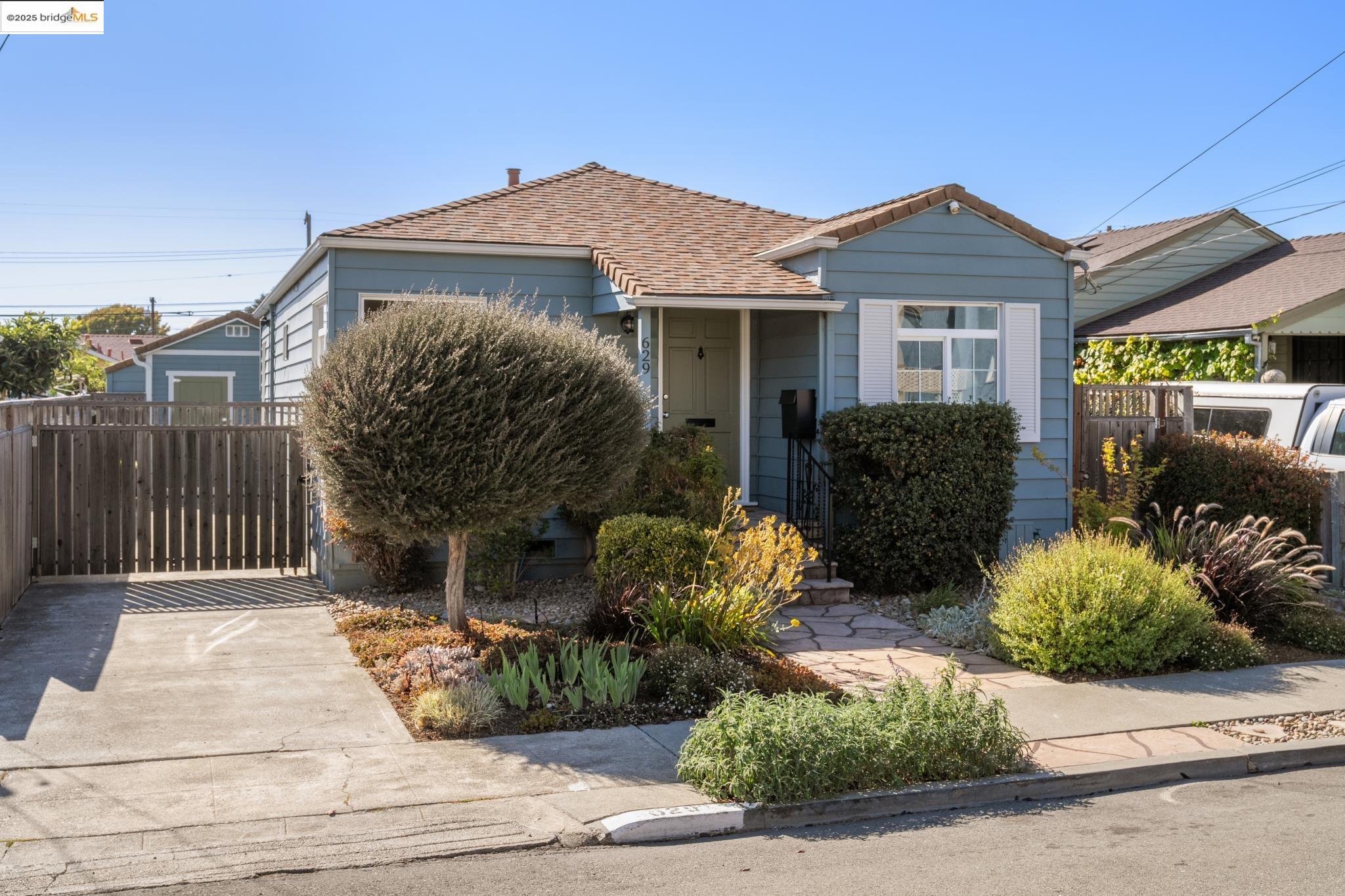 Detail Gallery Image 2 of 46 For 629 31st St, Richmond,  CA 94804 - 2 Beds | 2 Baths