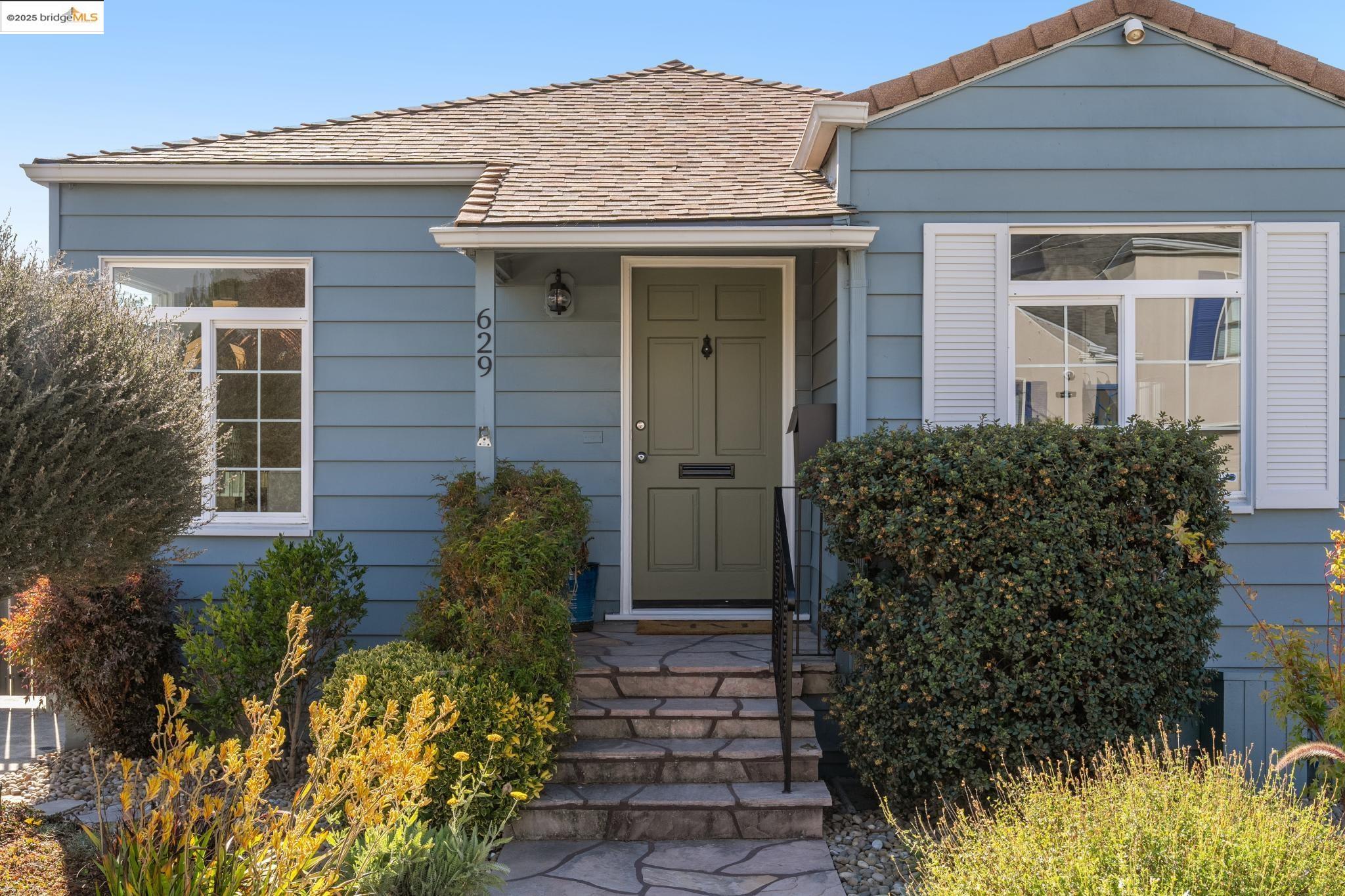 Detail Gallery Image 3 of 46 For 629 31st St, Richmond,  CA 94804 - 2 Beds | 2 Baths