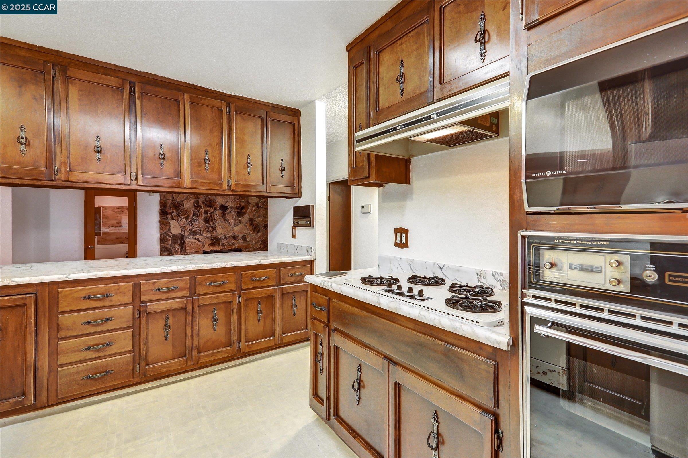 Detail Gallery Image 11 of 38 For 1069 16th St, Oakland,  CA 94607 - 3 Beds | 4/1 Baths