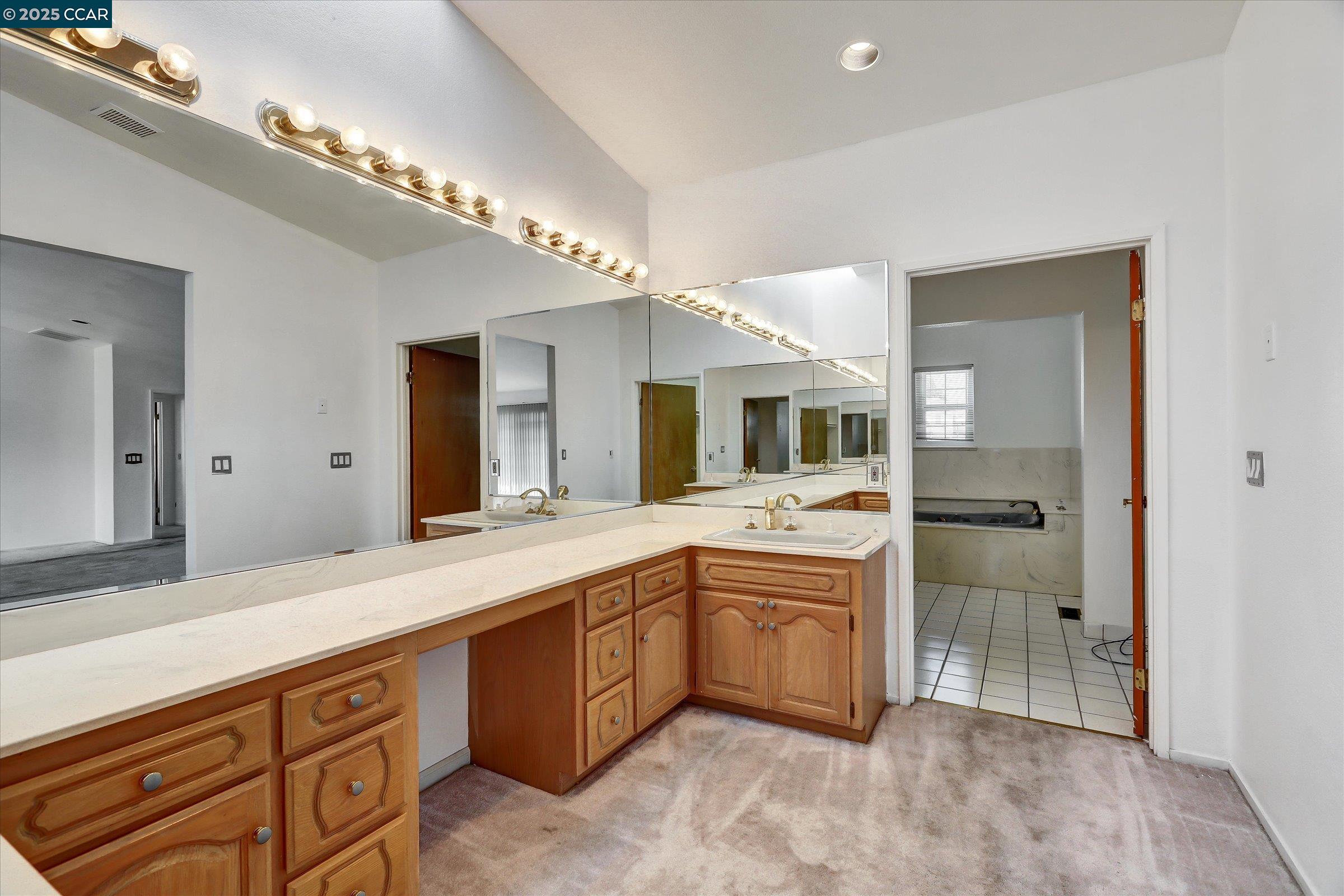 Detail Gallery Image 19 of 38 For 1069 16th St, Oakland,  CA 94607 - 3 Beds | 4/1 Baths