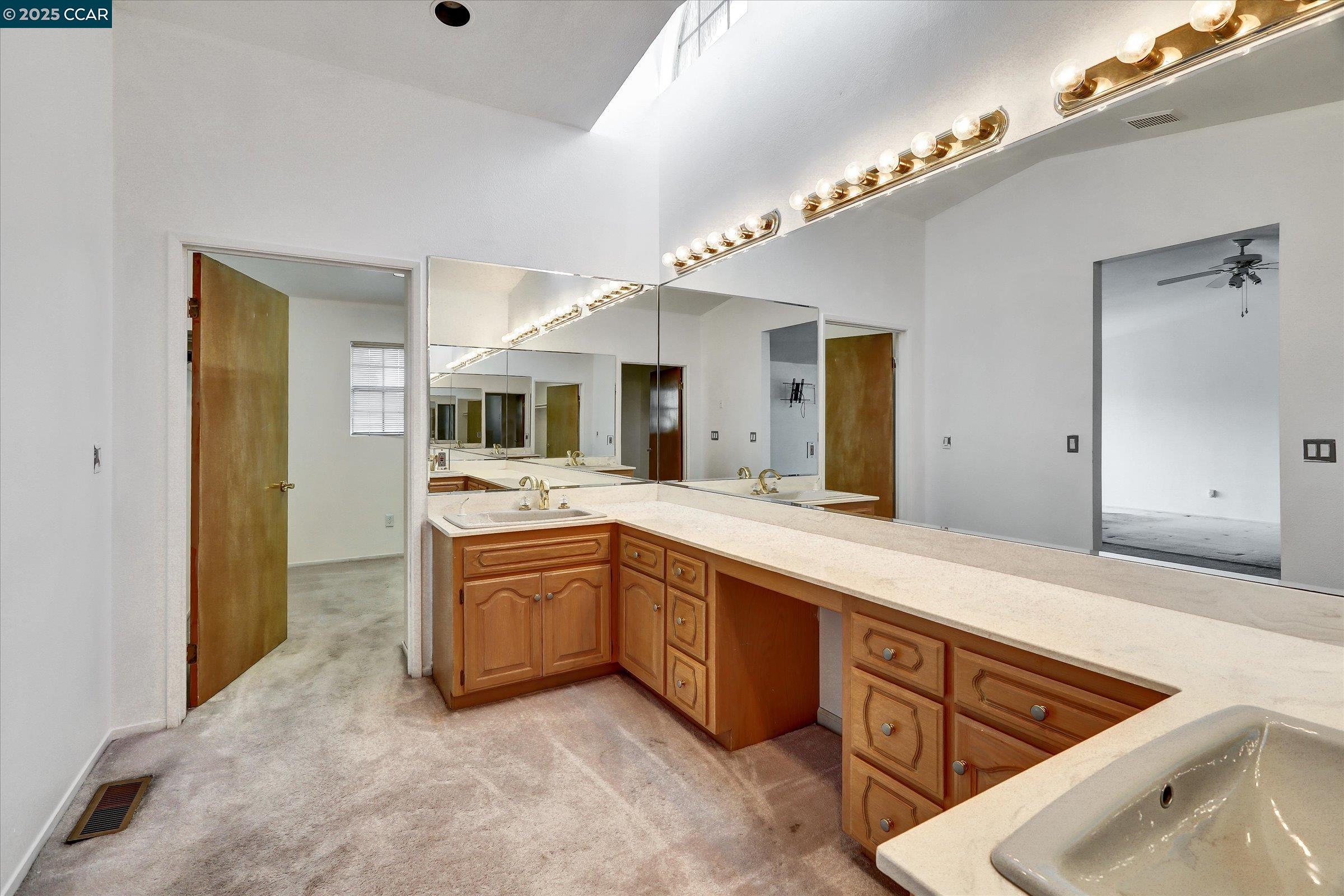 Detail Gallery Image 20 of 38 For 1069 16th St, Oakland,  CA 94607 - 3 Beds | 4/1 Baths