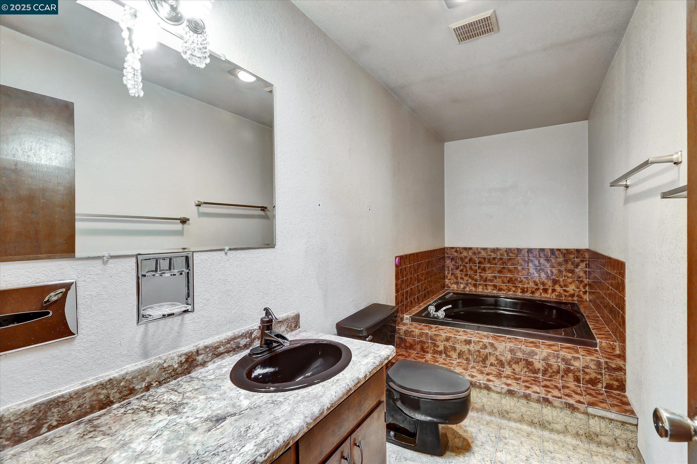 Detail Gallery Image 28 of 38 For 1069 16th St, Oakland,  CA 94607 - 3 Beds | 4/1 Baths