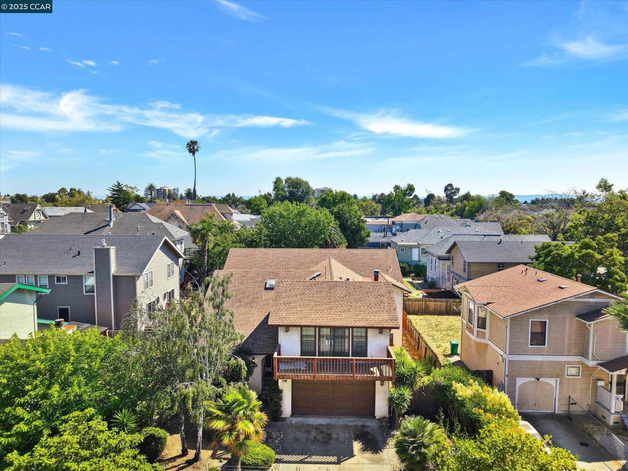Detail Gallery Image 3 of 38 For 1069 16th St, Oakland,  CA 94607 - 3 Beds | 4/1 Baths