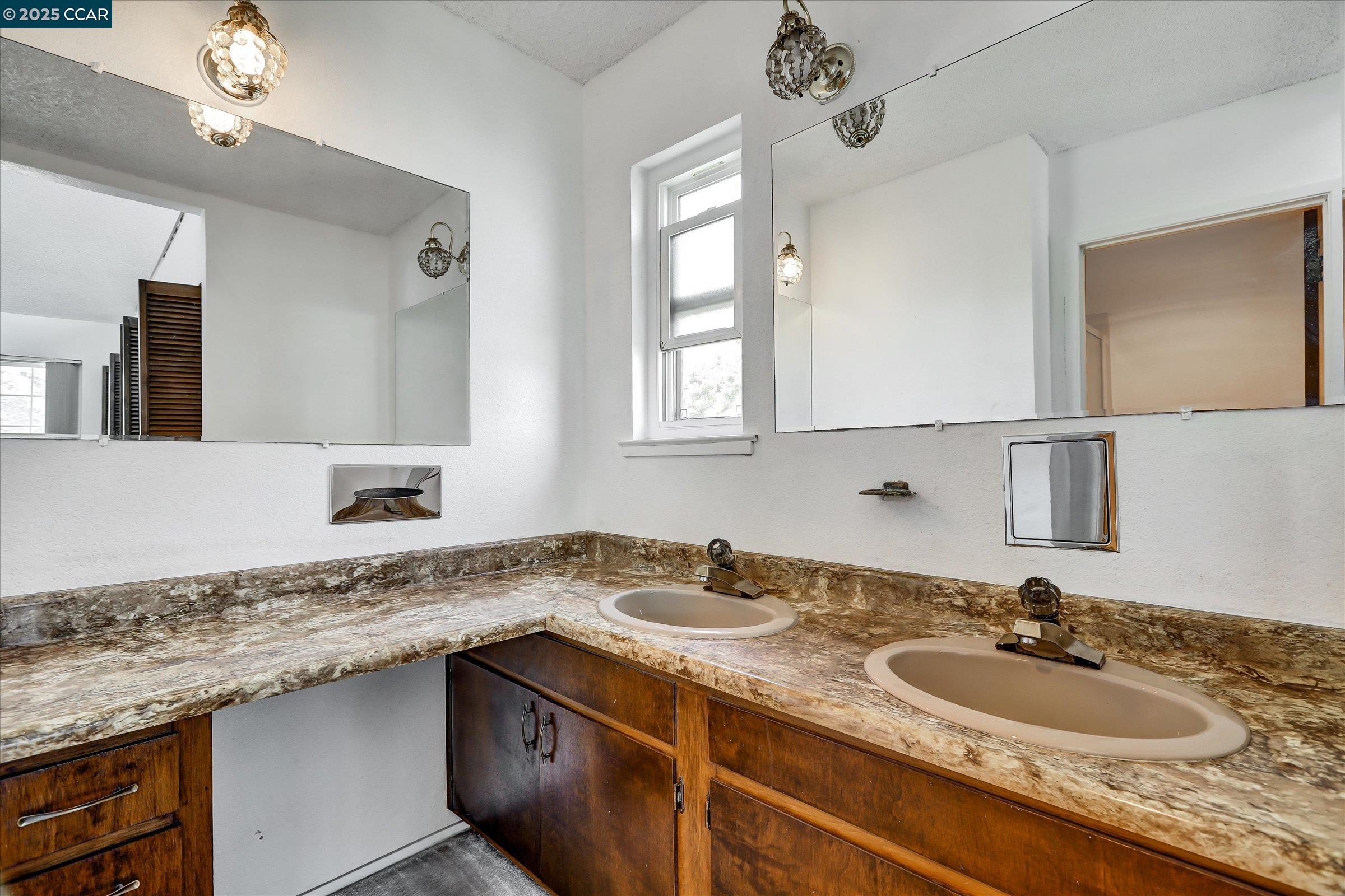 Detail Gallery Image 33 of 38 For 1069 16th St, Oakland,  CA 94607 - 3 Beds | 4/1 Baths
