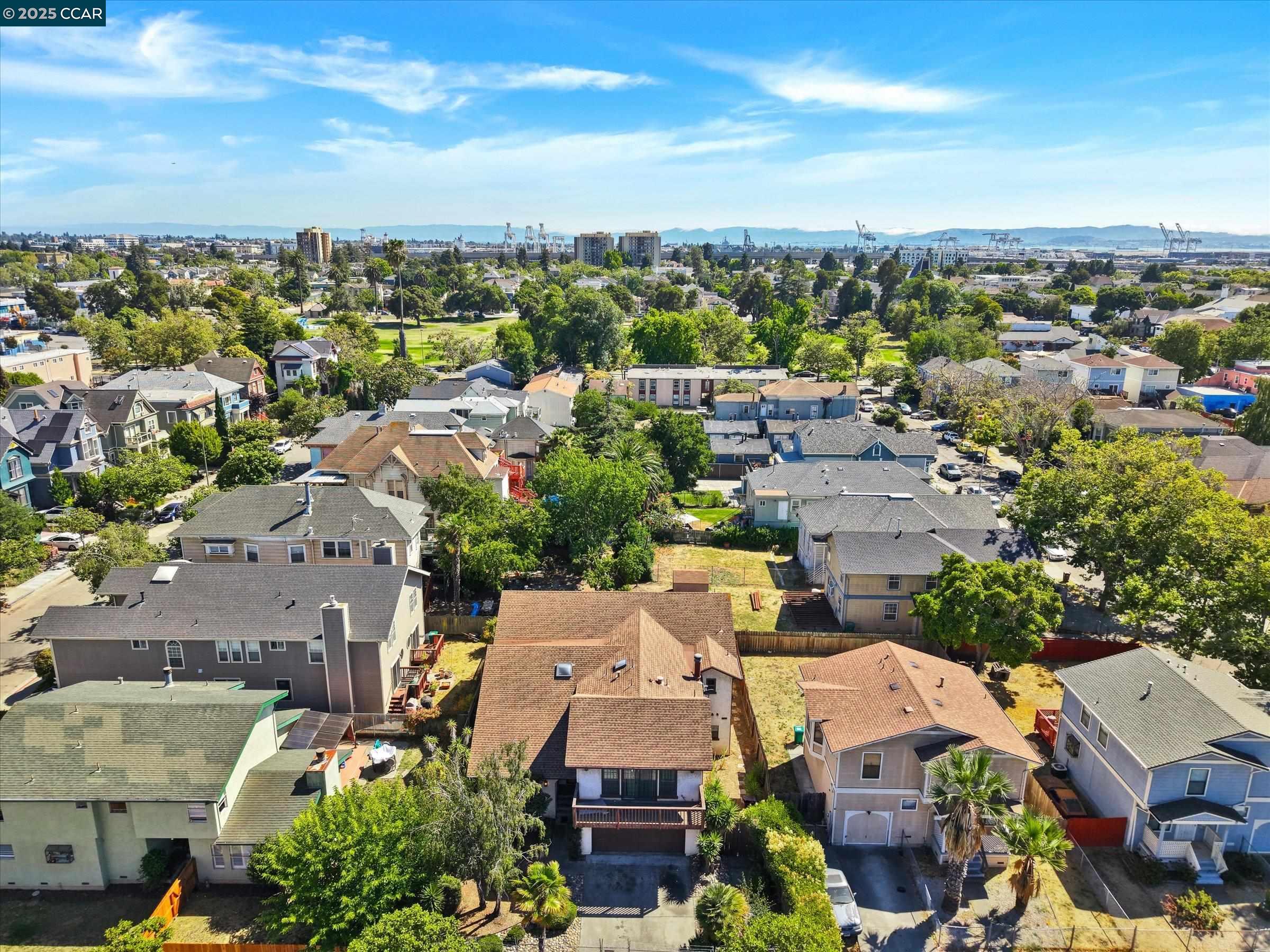 Detail Gallery Image 4 of 38 For 1069 16th St, Oakland,  CA 94607 - 3 Beds | 4/1 Baths