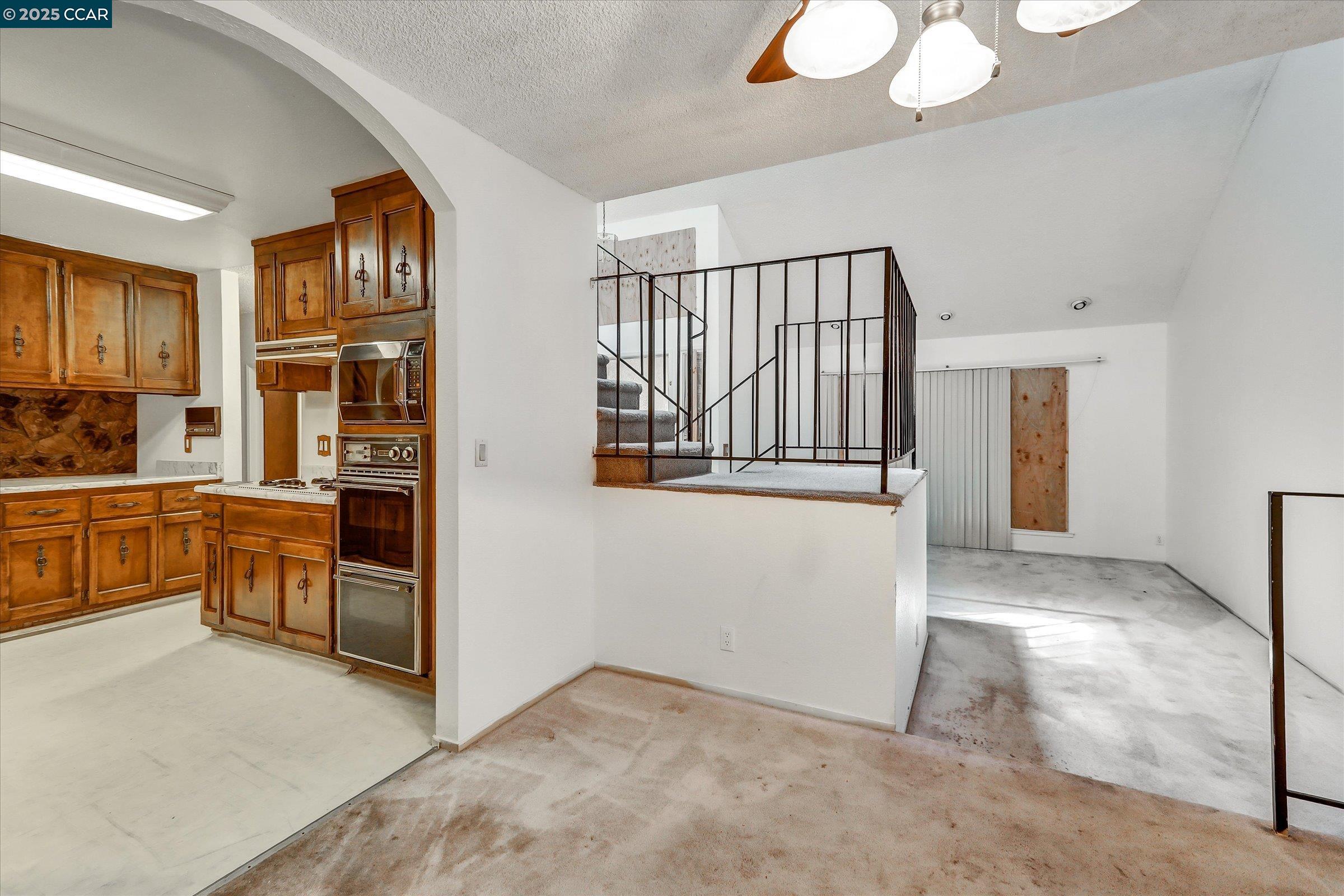 Detail Gallery Image 9 of 38 For 1069 16th St, Oakland,  CA 94607 - 3 Beds | 4/1 Baths