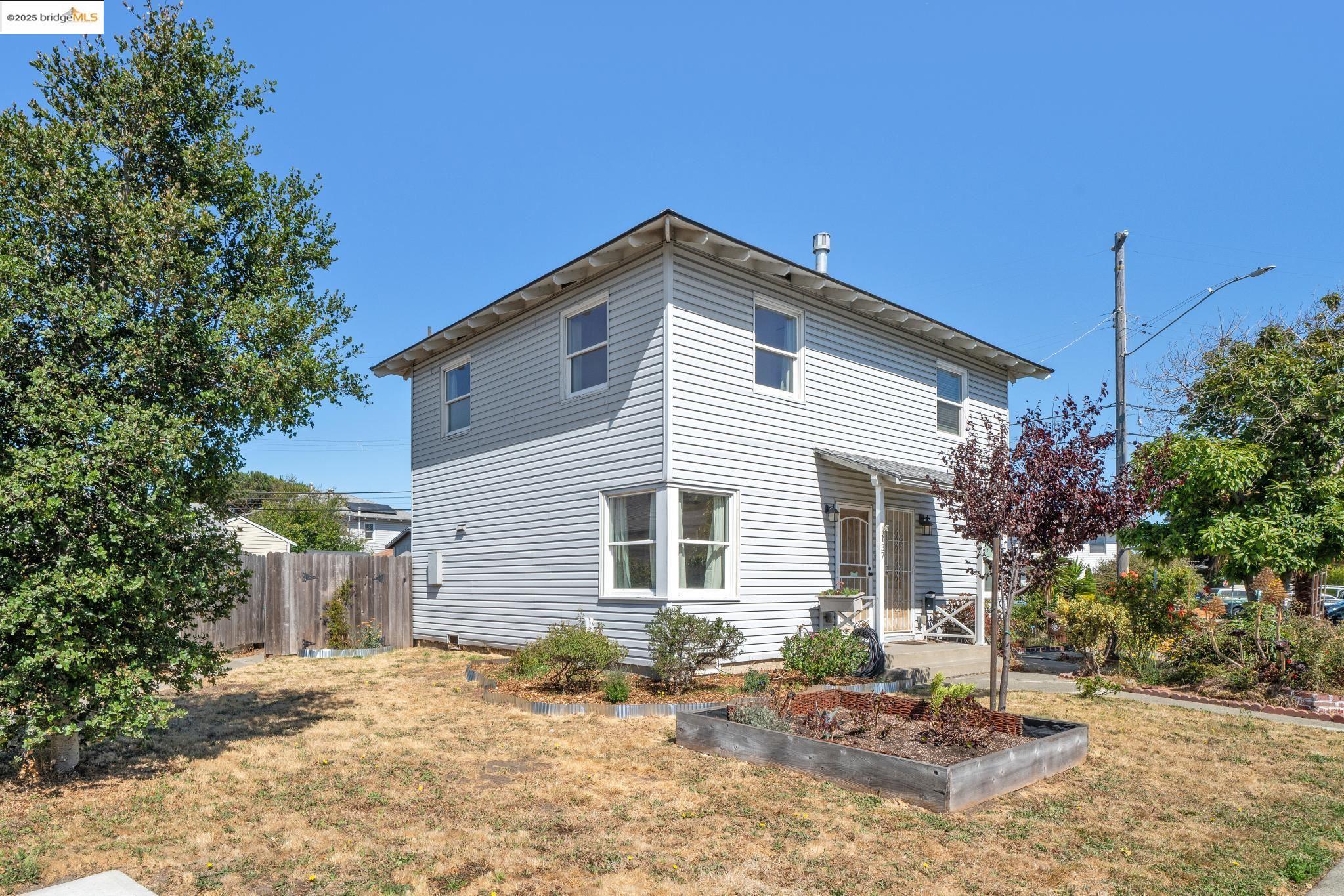 Detail Gallery Image 2 of 25 For 137 Collins St, Richmond,  CA 94801 - 2 Beds | 1 Baths