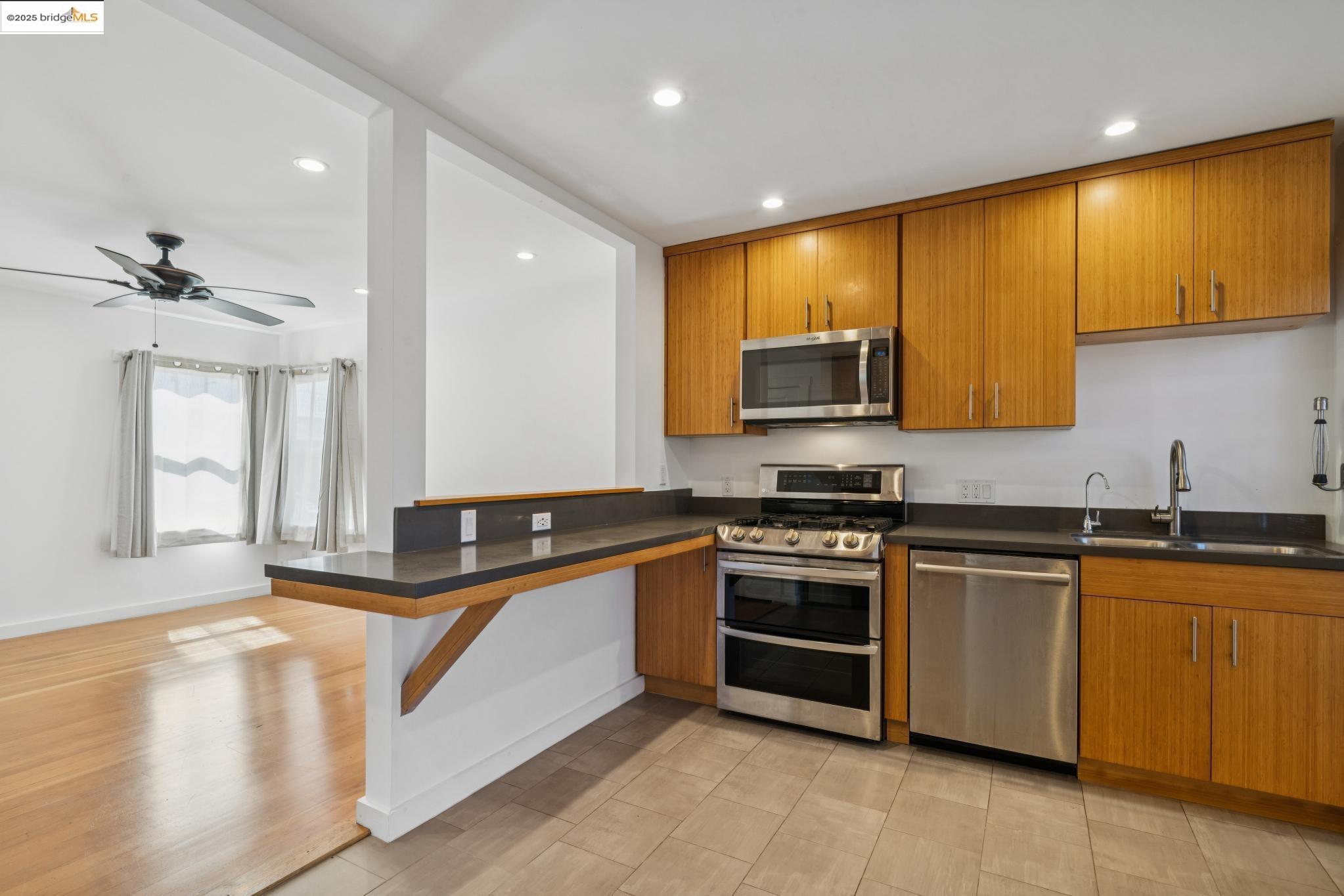 Detail Gallery Image 11 of 25 For 137 Collins St, Richmond,  CA 94801 - 2 Beds | 1 Baths