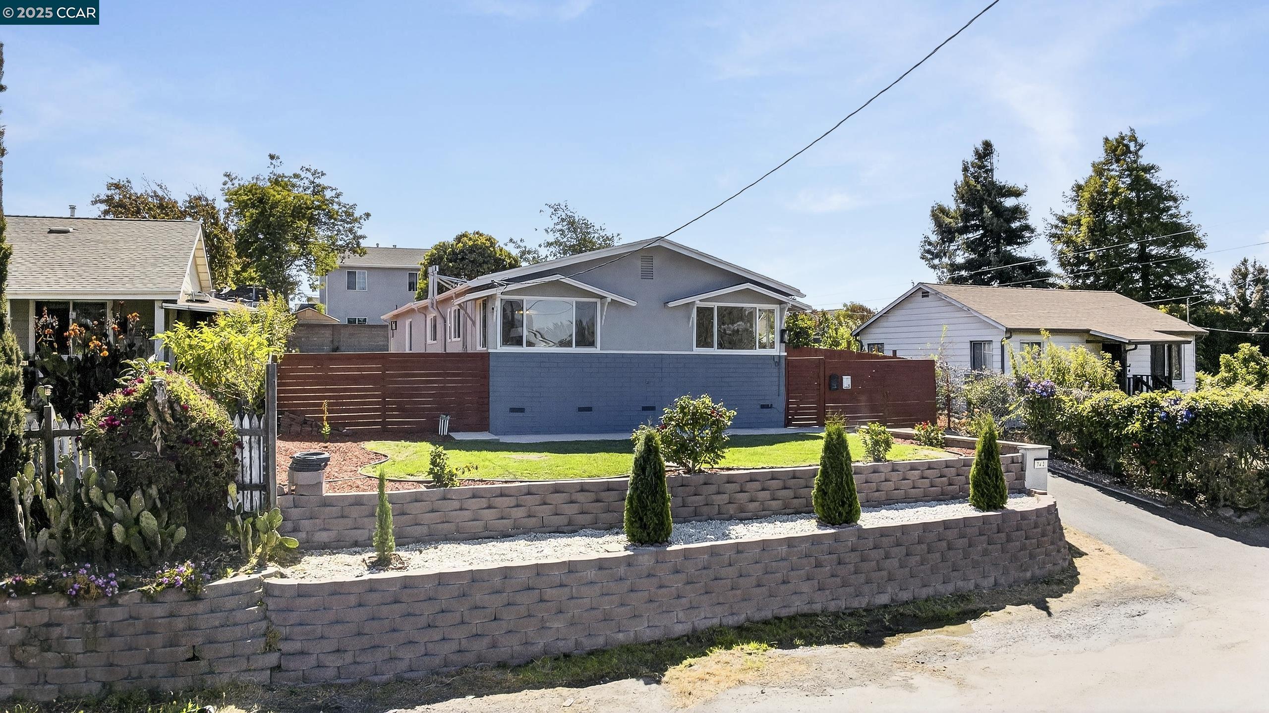 Detail Gallery Image 3 of 60 For 742 Alhambra Rd, El Sobrante,  CA 94803 - 3 Beds | 2 Baths