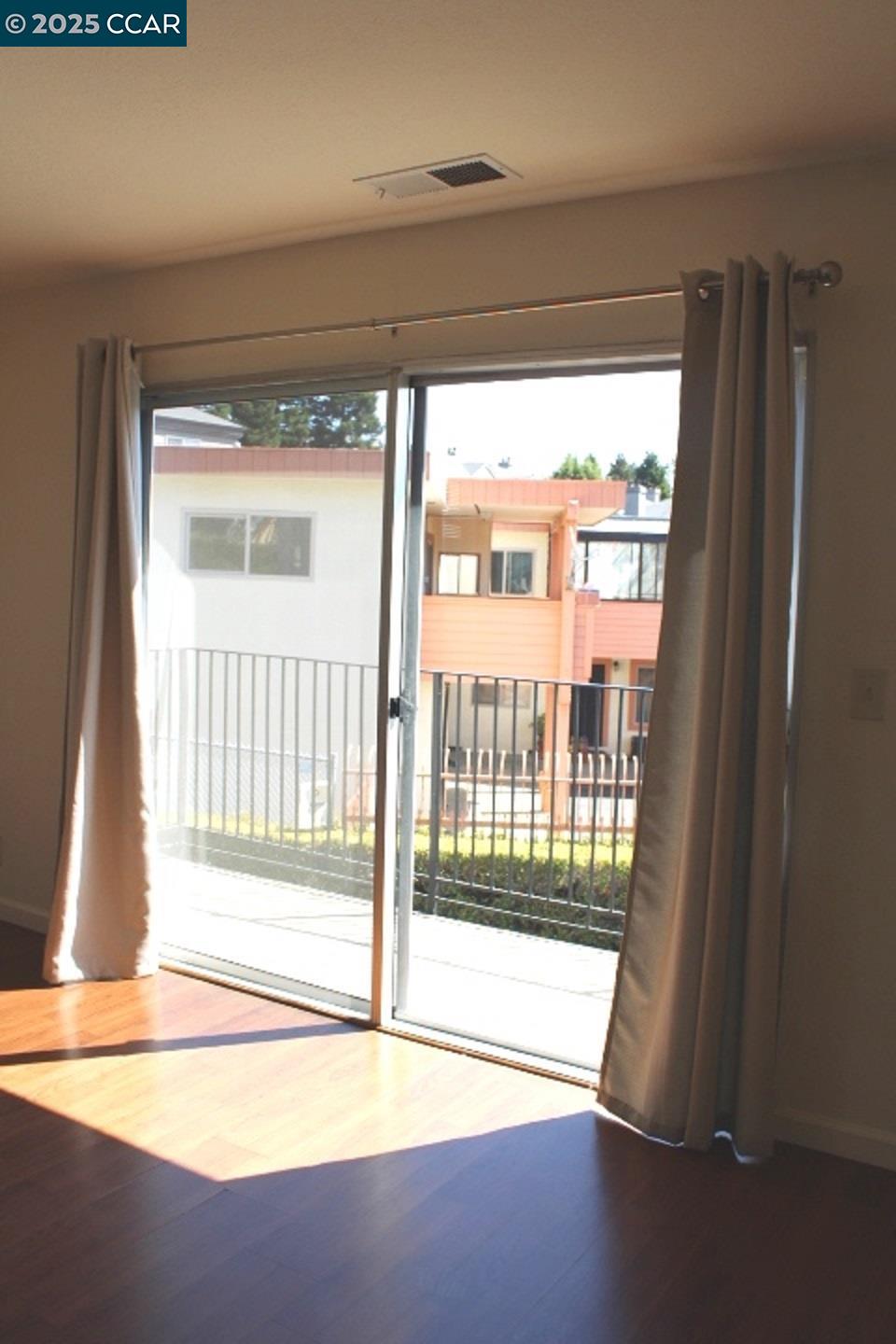 Detail Gallery Image 4 of 27 For 4811 Appian Way #3/5,  El Sobrante,  CA 94803 - 2 Beds | 1/1 Baths