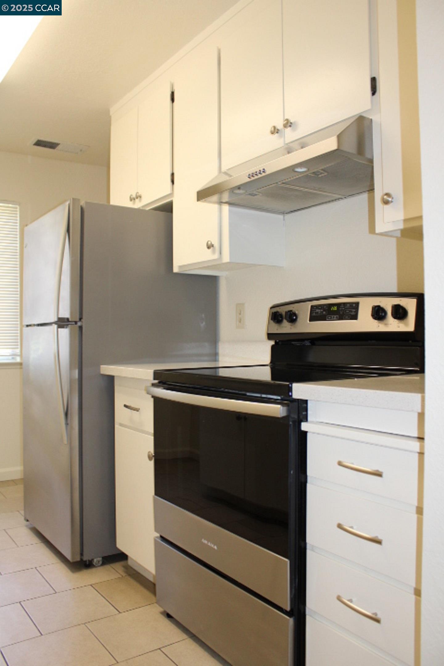Detail Gallery Image 9 of 27 For 4811 Appian Way #3/5,  El Sobrante,  CA 94803 - 2 Beds | 1/1 Baths