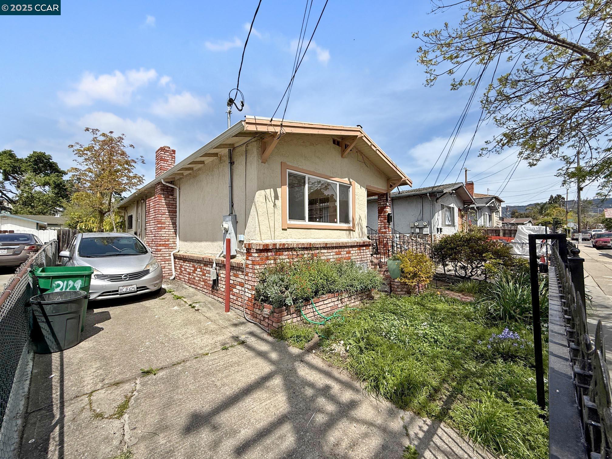Detail Gallery Image 2 of 17 For 2129 Harrington Ave, Oakland,  CA 94601 - 2 Beds | 2 Baths