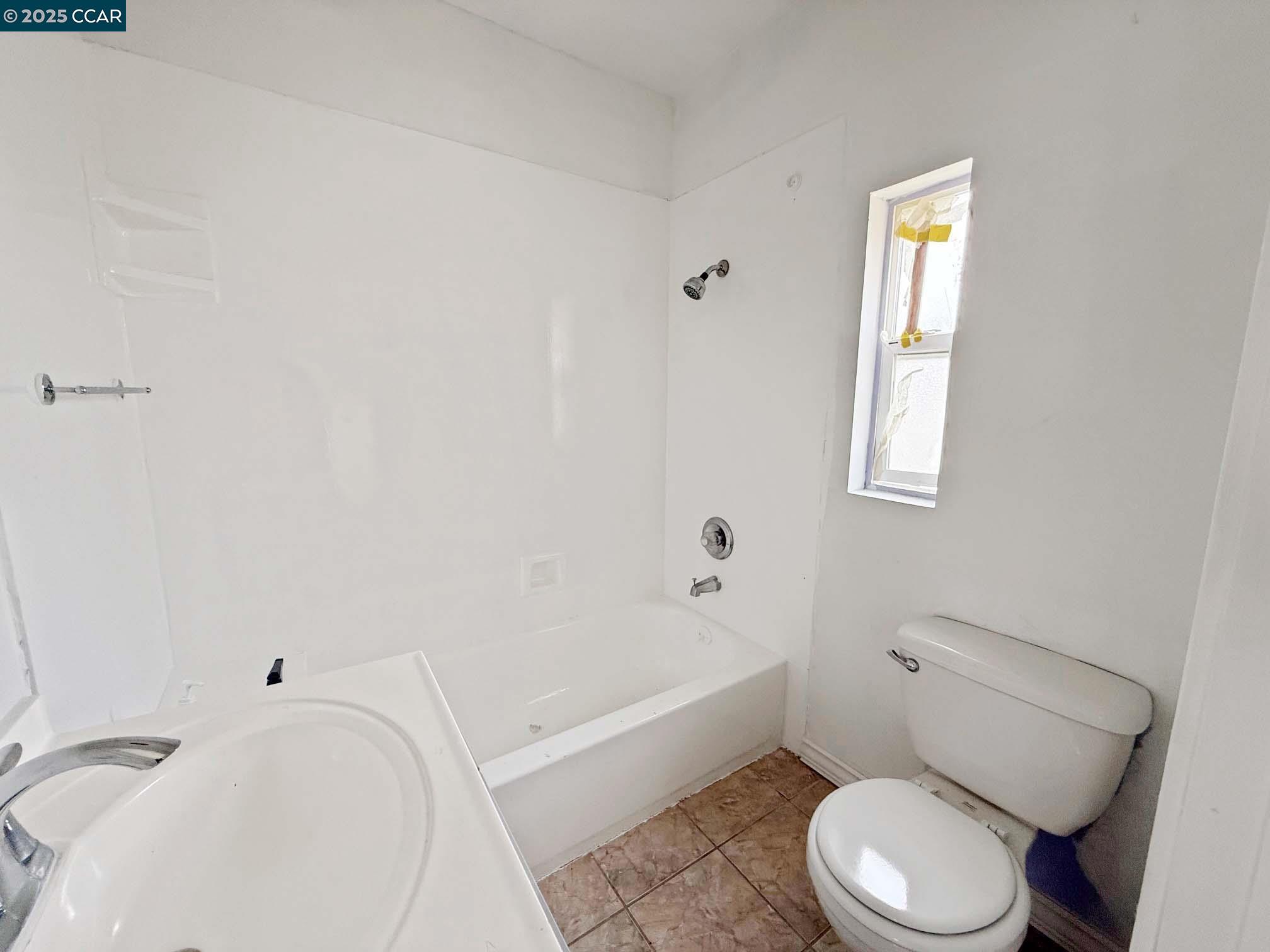 Detail Gallery Image 13 of 17 For 2129 Harrington Ave, Oakland,  CA 94601 - 2 Beds | 2 Baths
