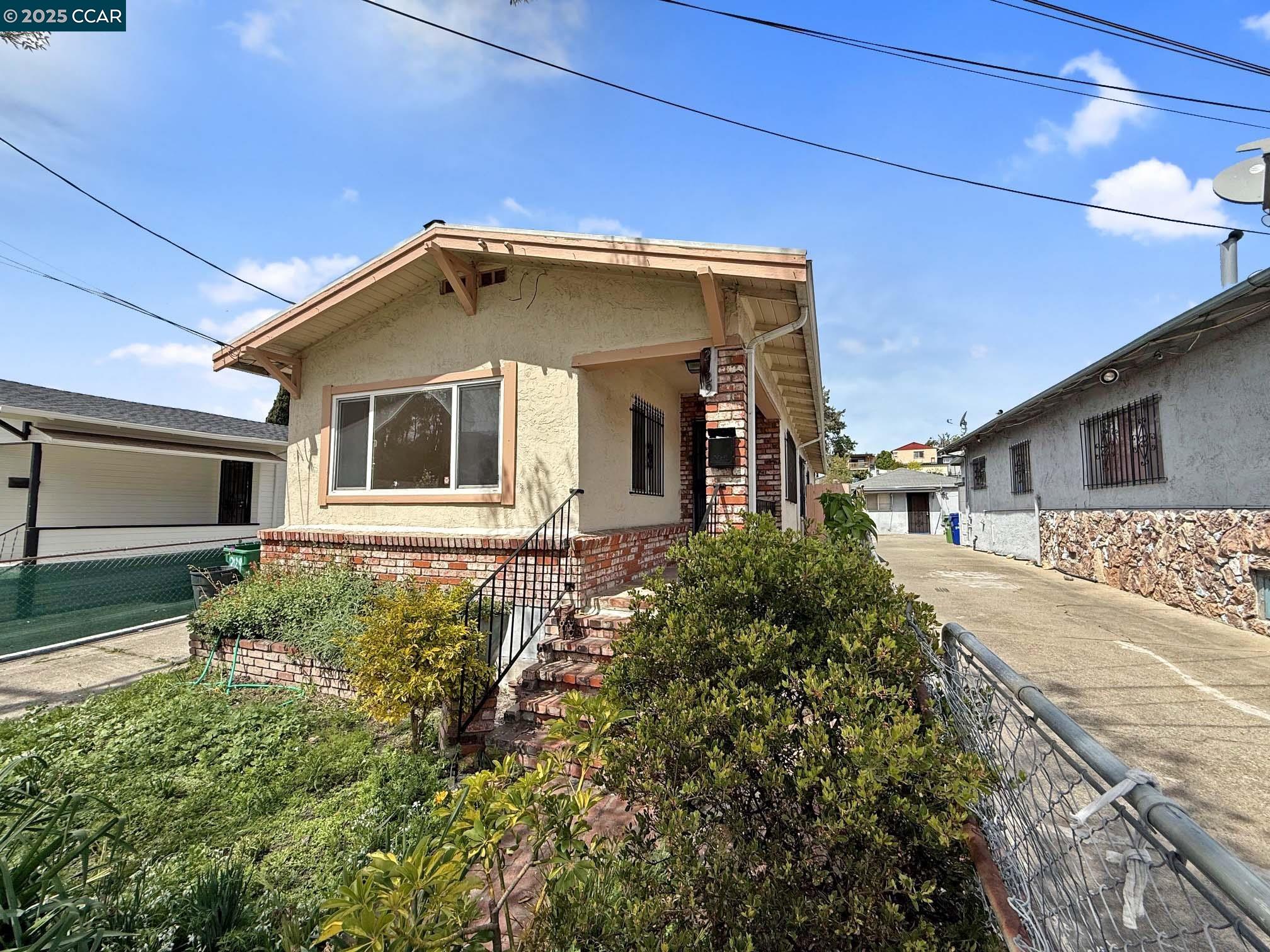Detail Gallery Image 3 of 17 For 2129 Harrington Ave, Oakland,  CA 94601 - 2 Beds | 2 Baths