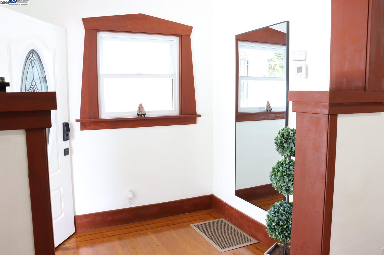 Detail Gallery Image 2 of 24 For 1535 29th Ave, Oakland,  CA 94601 - 3 Beds | 1/1 Baths