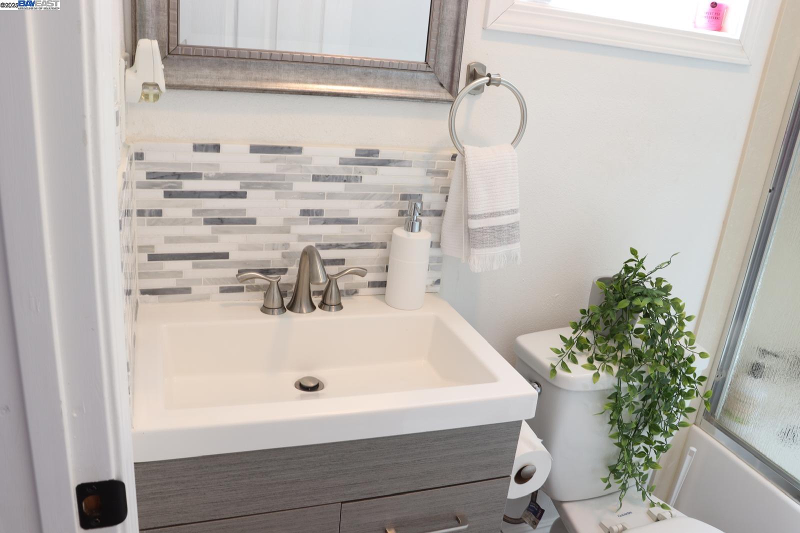 Detail Gallery Image 9 of 24 For 1535 29th Ave, Oakland,  CA 94601 - 3 Beds | 1/1 Baths