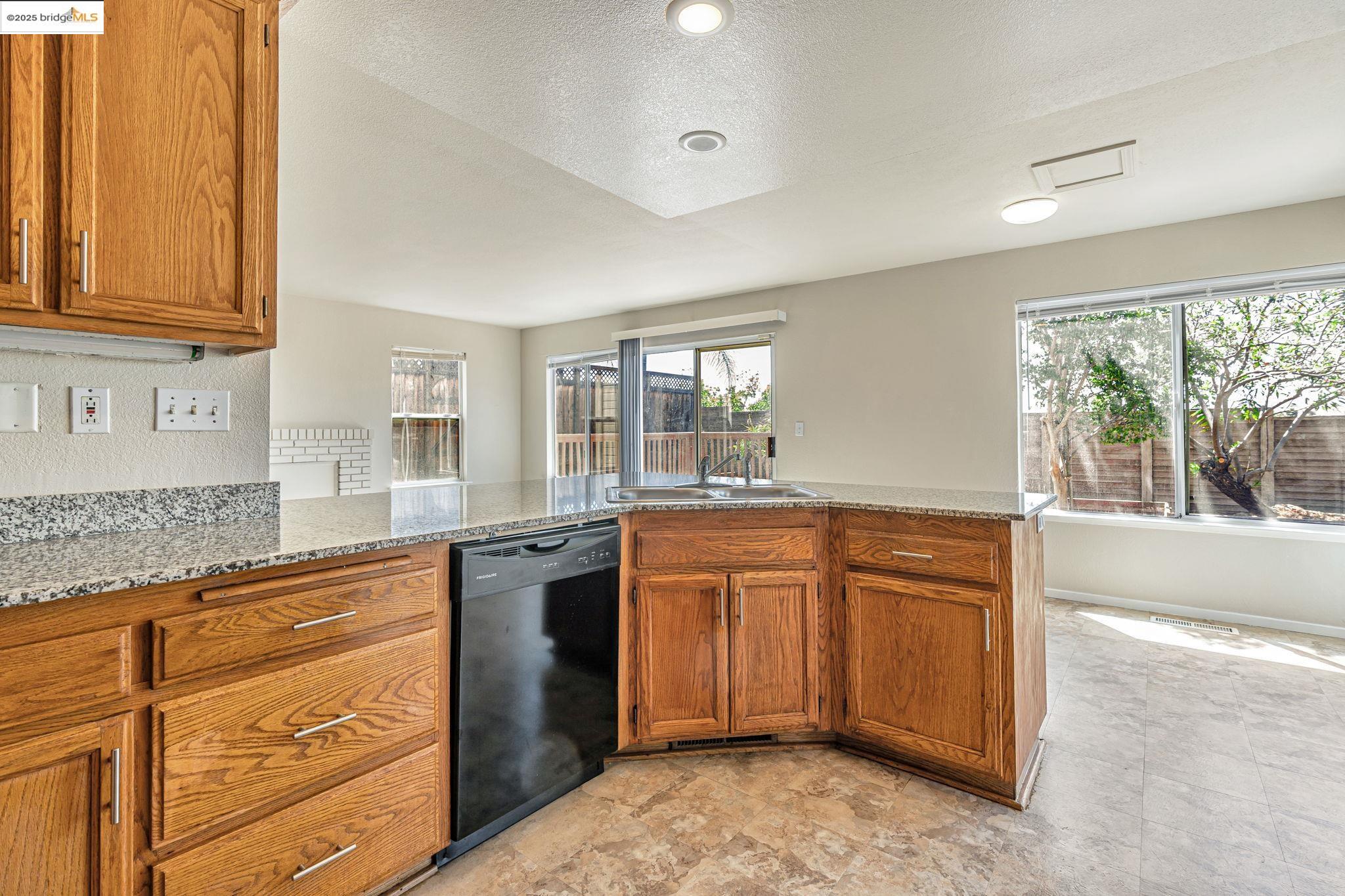 Detail Gallery Image 12 of 56 For 4212 Mcswain Ct, Antioch,  CA 94531 - 5 Beds | 3 Baths
