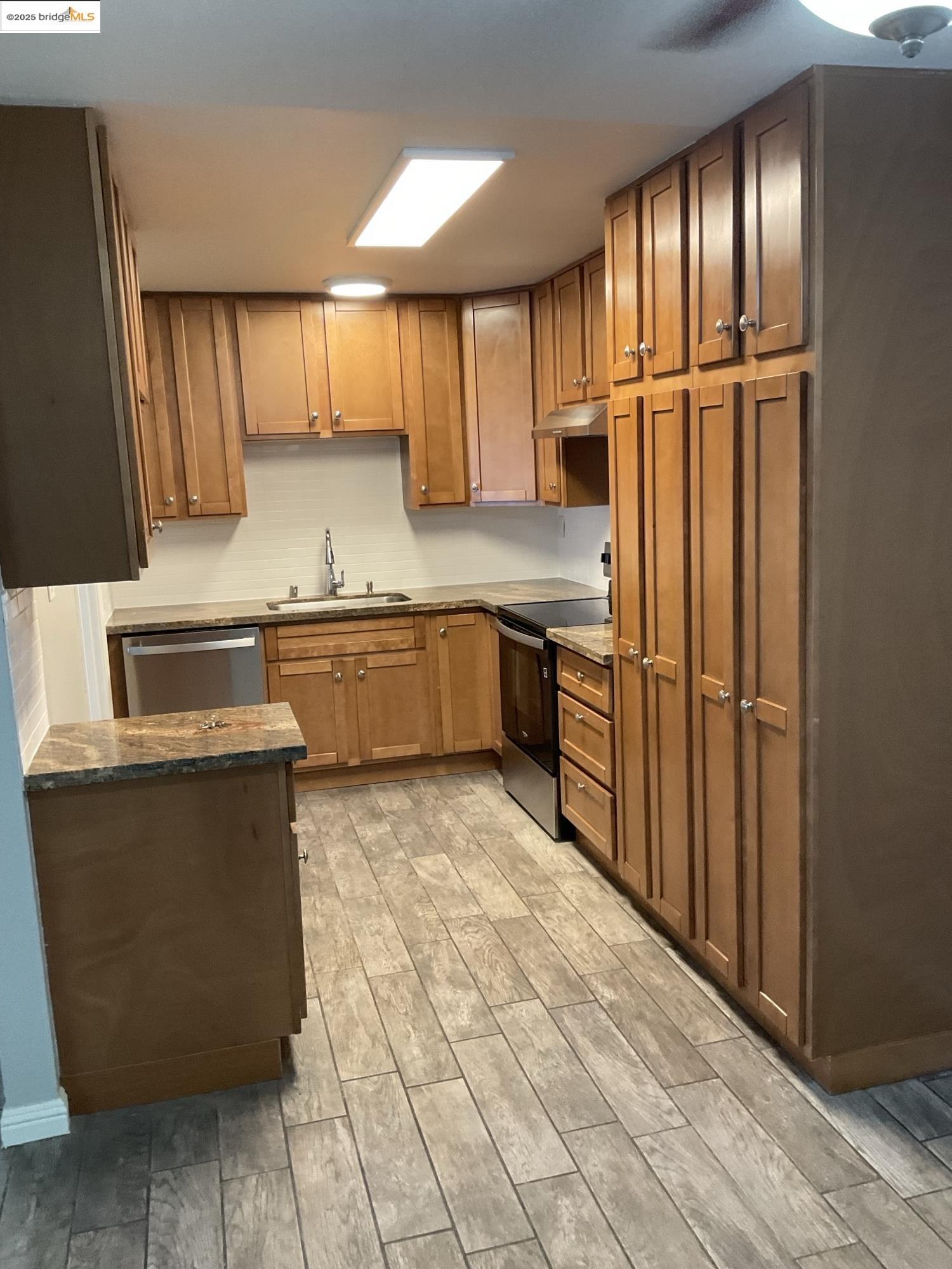 Detail Gallery Image 4 of 11 For 223 E. Trident Drive, Pittsburg,  CA 94565 - 4 Beds | 2 Baths