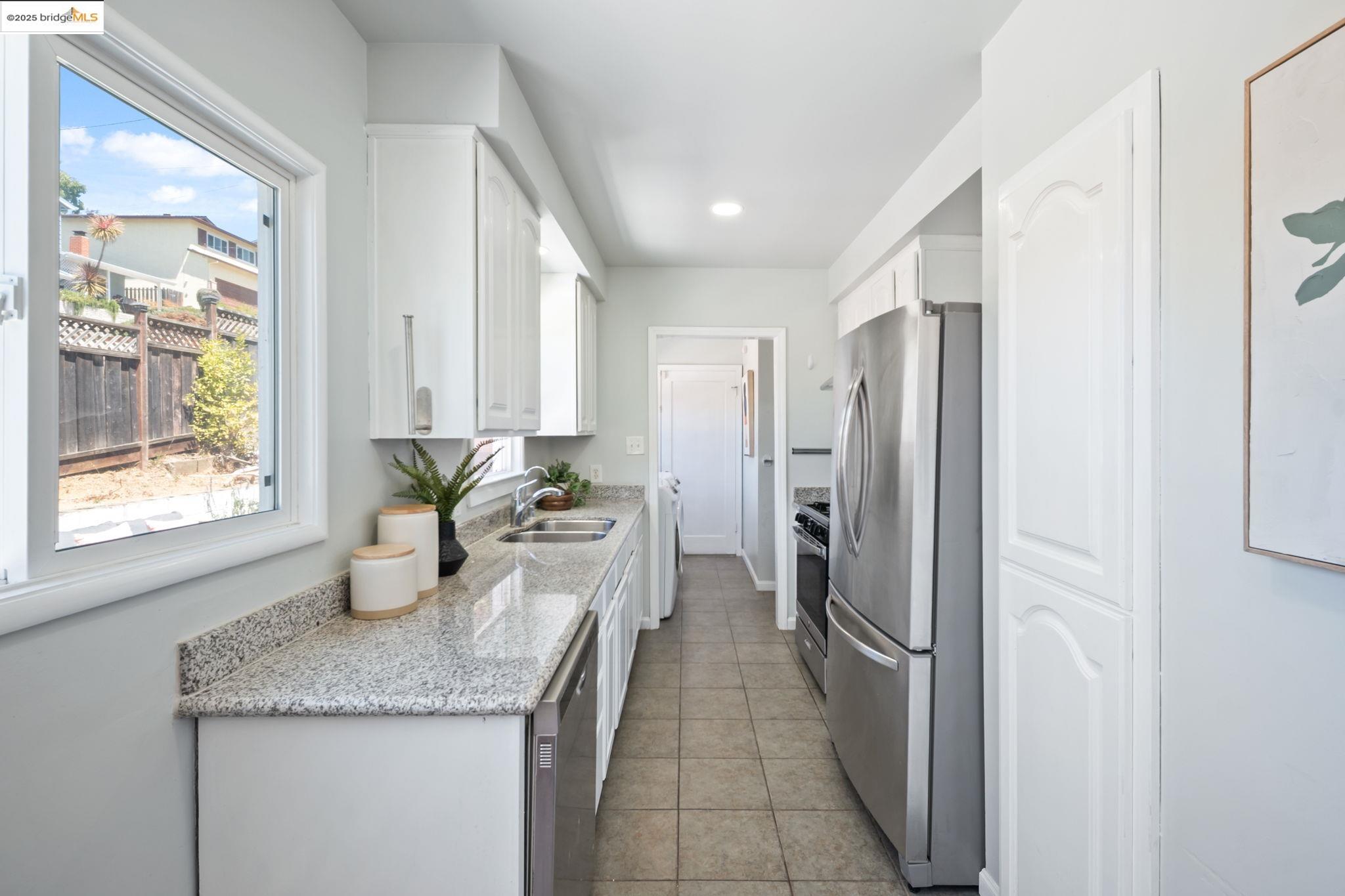 Detail Gallery Image 4 of 14 For 18628 Madison Ave, Castro Valley,  CA 94546 - 2 Beds | 1 Baths