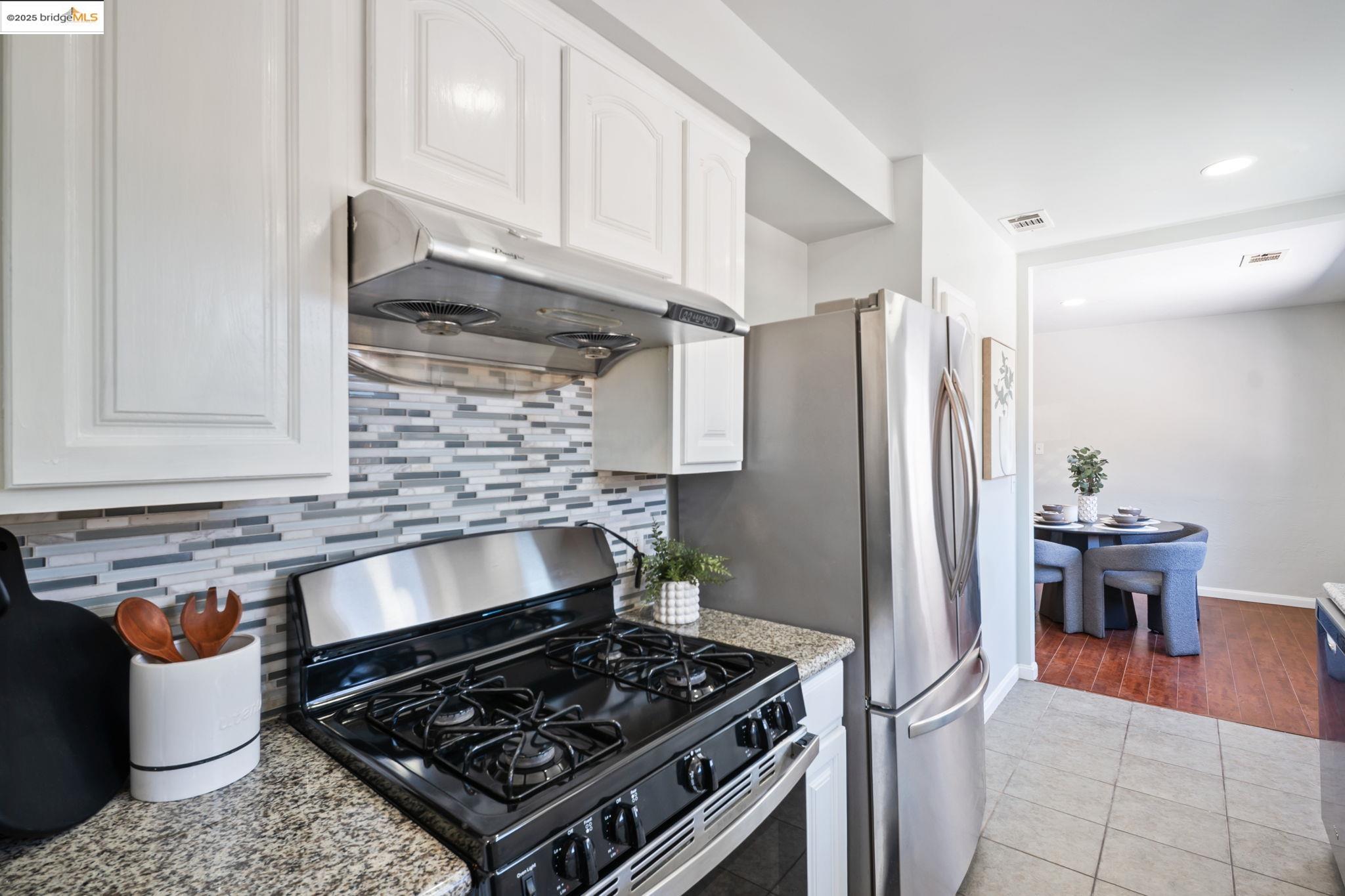 Detail Gallery Image 5 of 14 For 18628 Madison Ave, Castro Valley,  CA 94546 - 2 Beds | 1 Baths