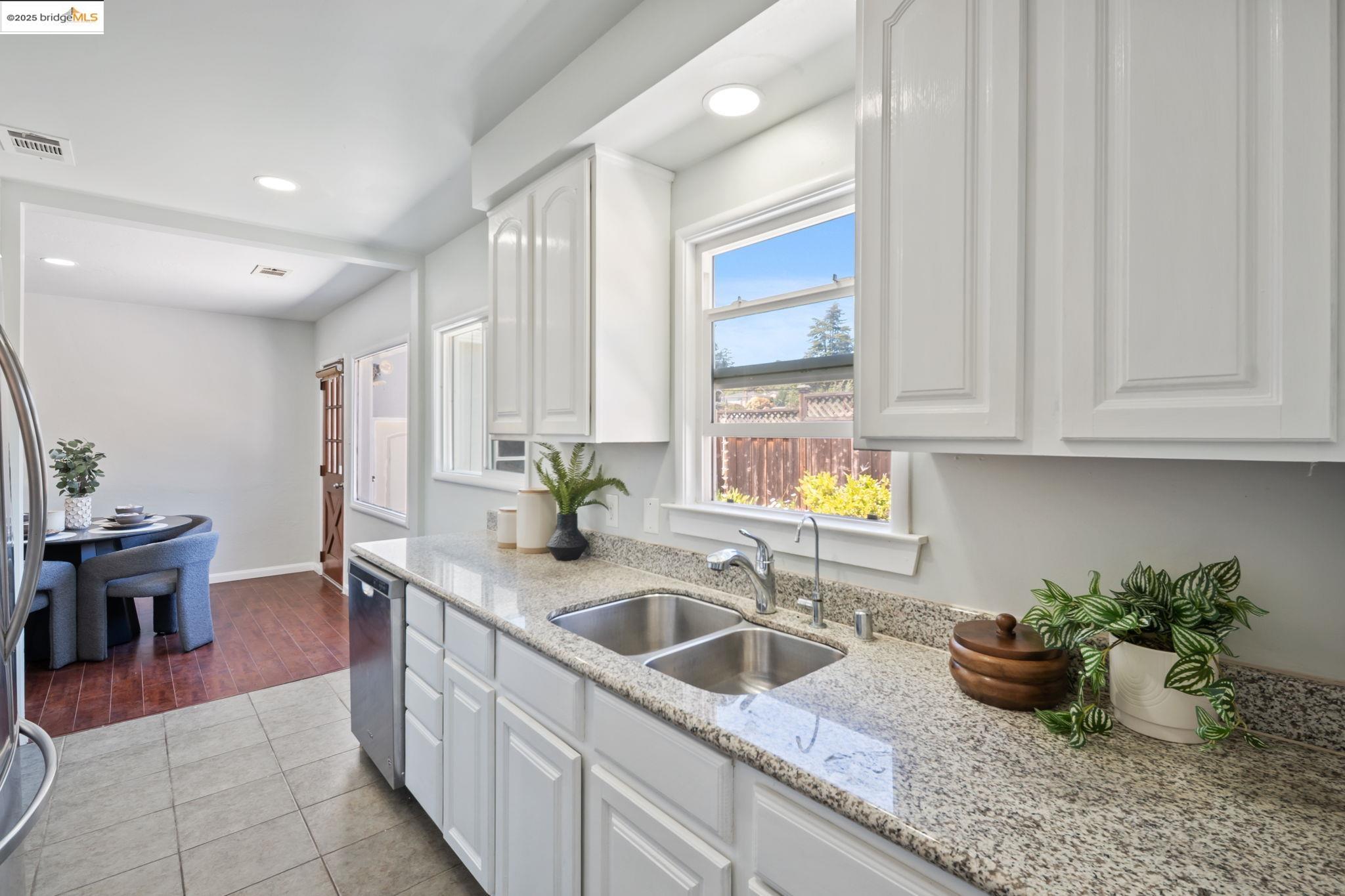Detail Gallery Image 6 of 14 For 18628 Madison Ave, Castro Valley,  CA 94546 - 2 Beds | 1 Baths