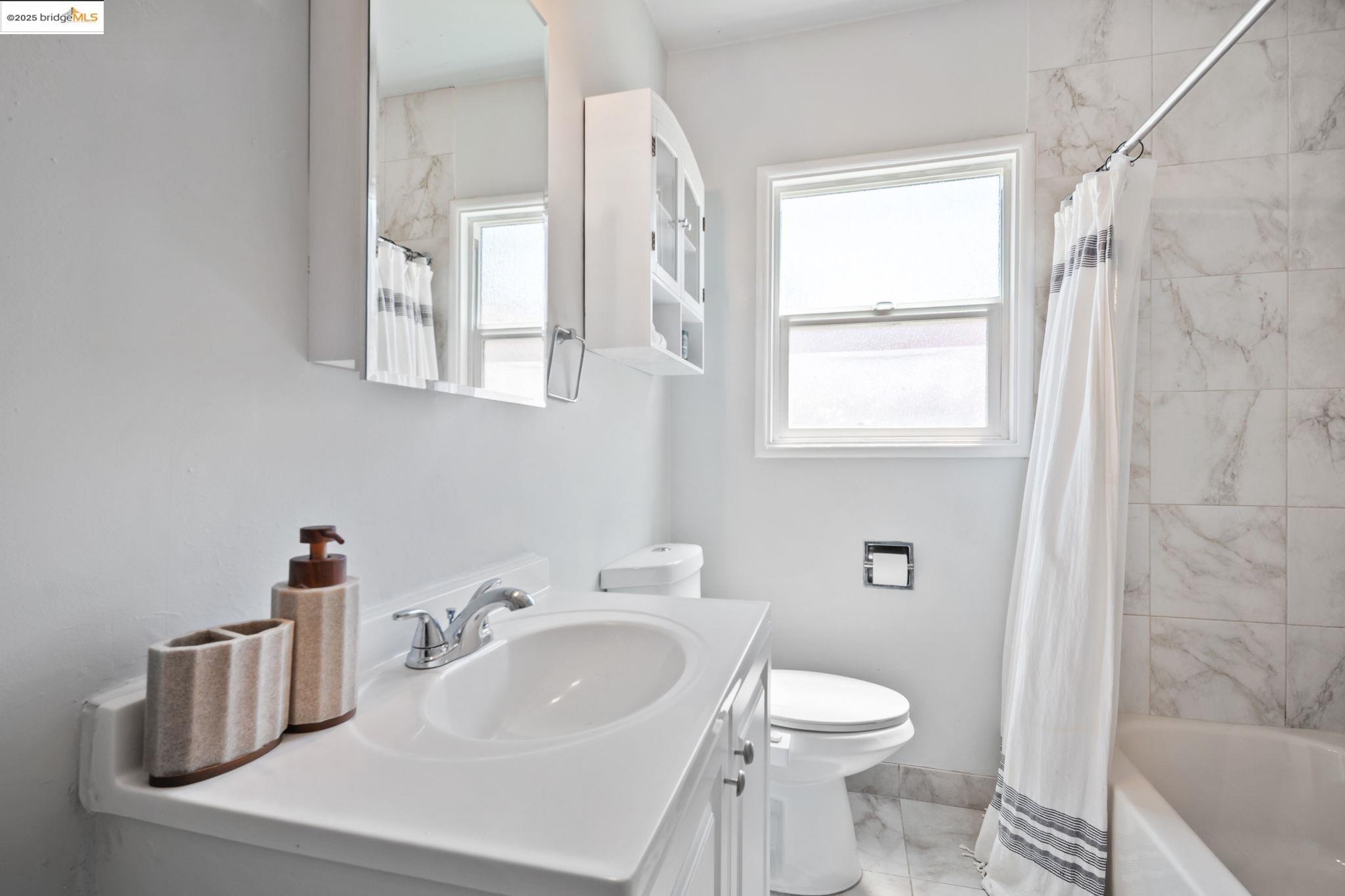 Detail Gallery Image 8 of 14 For 18628 Madison Ave, Castro Valley,  CA 94546 - 2 Beds | 1 Baths