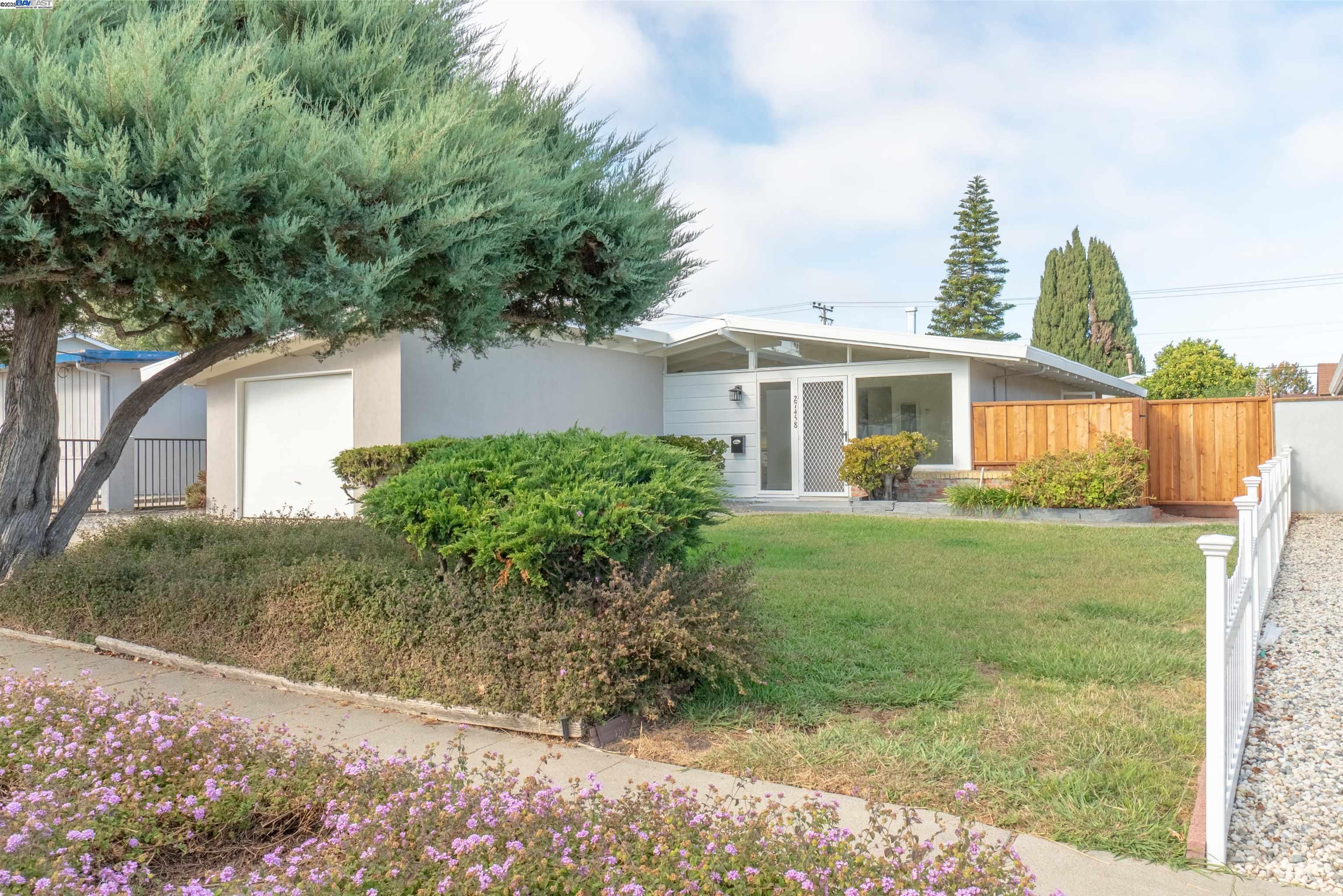 Detail Gallery Image 3 of 27 For 27458 Capri Ave, Hayward,  CA 94545 - 3 Beds | 2 Baths