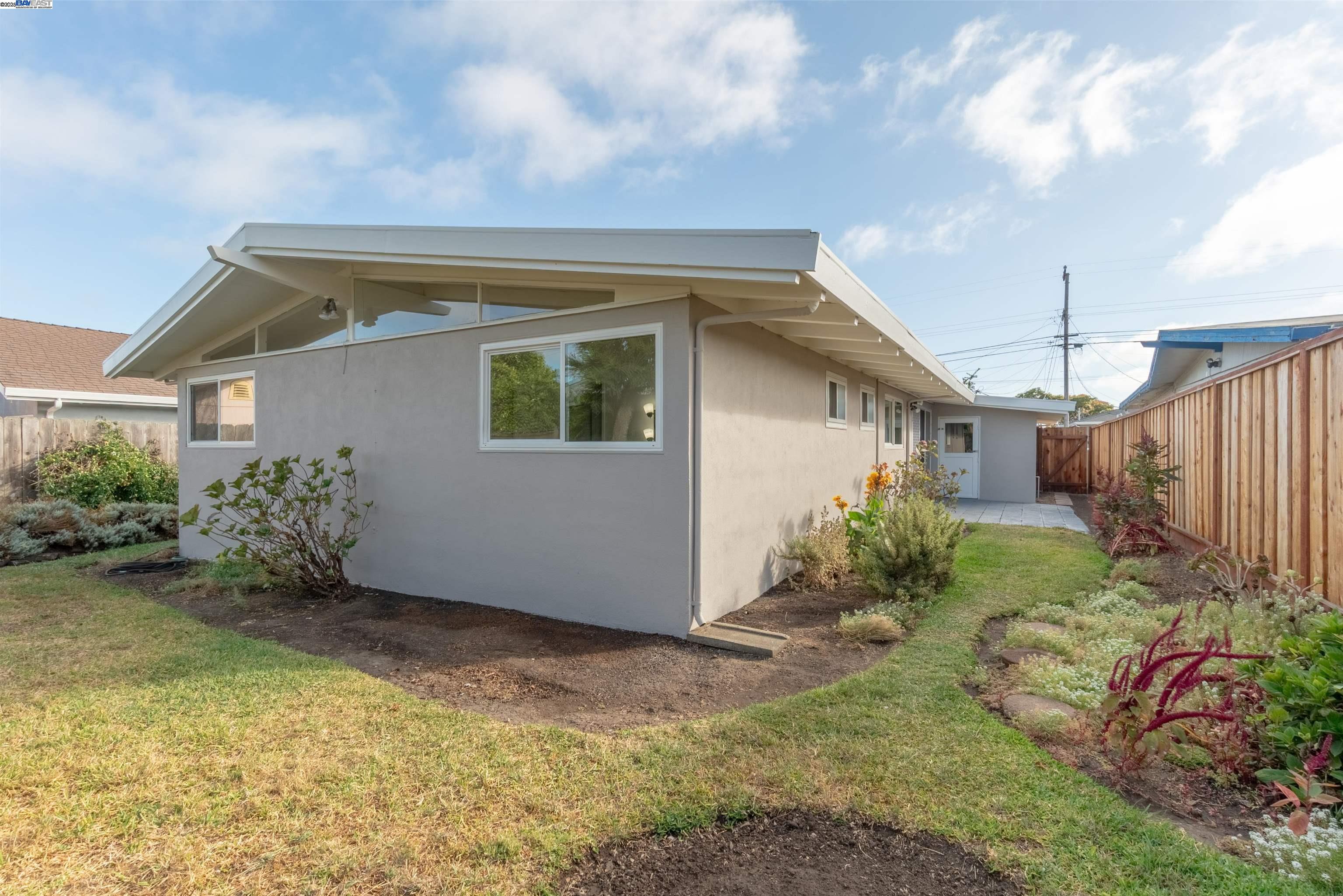 Detail Gallery Image 23 of 27 For 27458 Capri Ave, Hayward,  CA 94545 - 3 Beds | 2 Baths