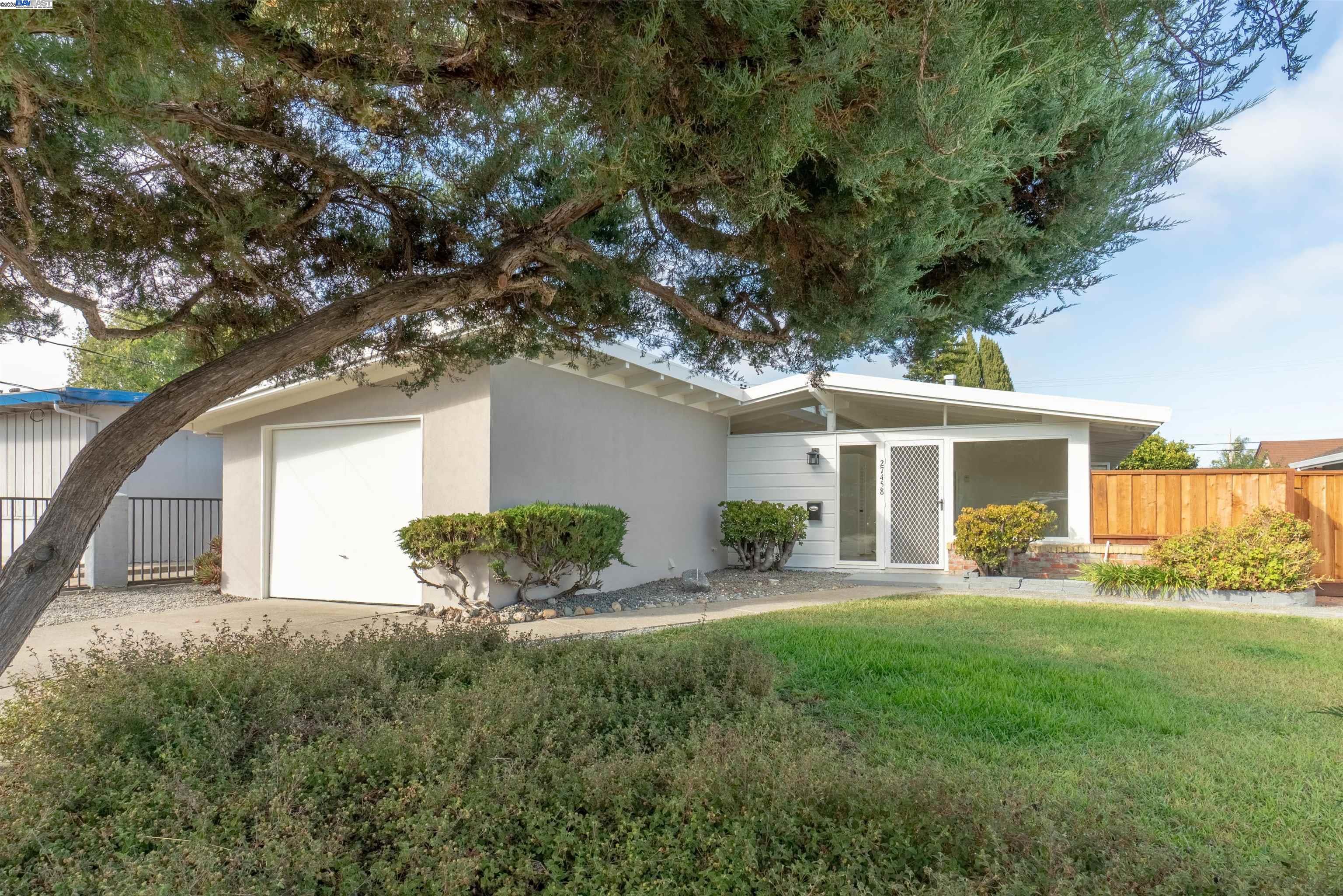 Detail Gallery Image 4 of 27 For 27458 Capri Ave, Hayward,  CA 94545 - 3 Beds | 2 Baths