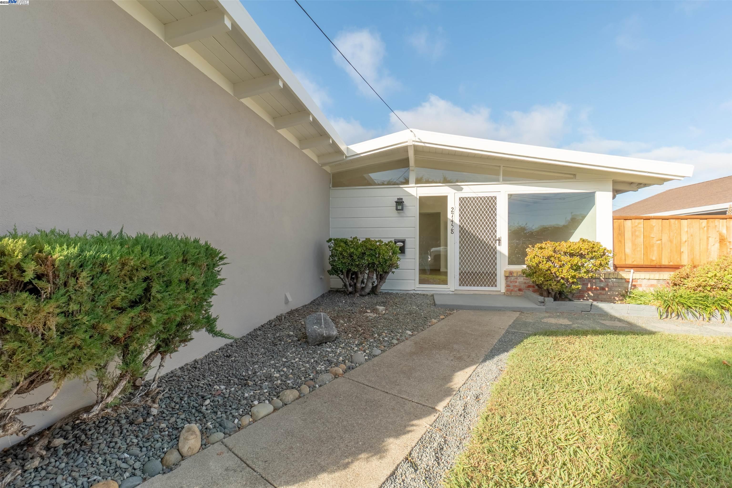 Detail Gallery Image 5 of 27 For 27458 Capri Ave, Hayward,  CA 94545 - 3 Beds | 2 Baths