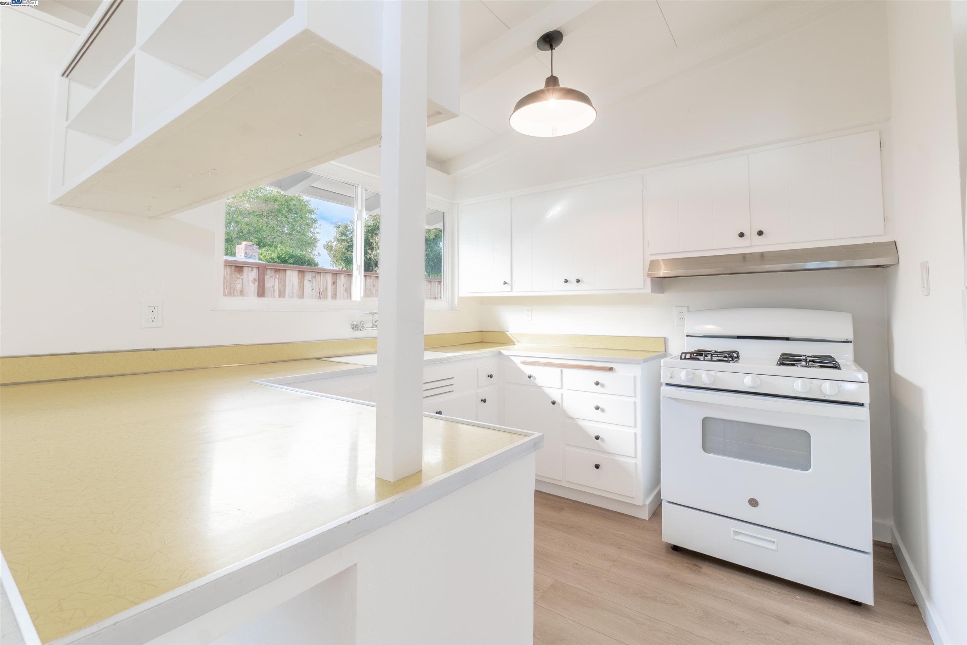 Detail Gallery Image 8 of 27 For 27458 Capri Ave, Hayward,  CA 94545 - 3 Beds | 2 Baths