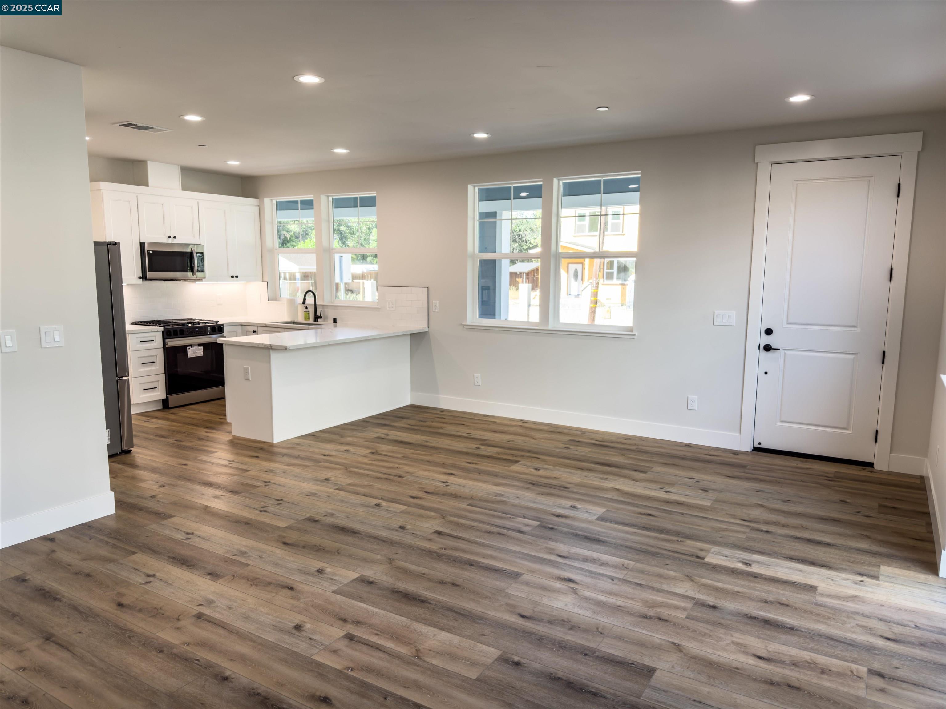 Detail Gallery Image 11 of 31 For 4684 Prospect Ave, Santa Rosa,  CA 95409-1500 - 4 Beds | 3 Baths
