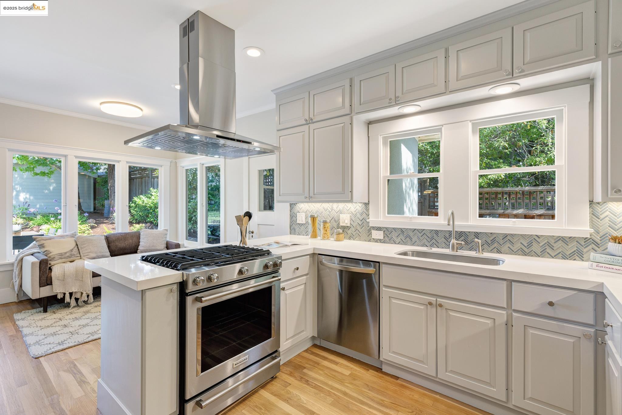 Detail Gallery Image 15 of 50 For 155 Arbor Dr, Piedmont,  CA 94610 - 3 Beds | 2 Baths