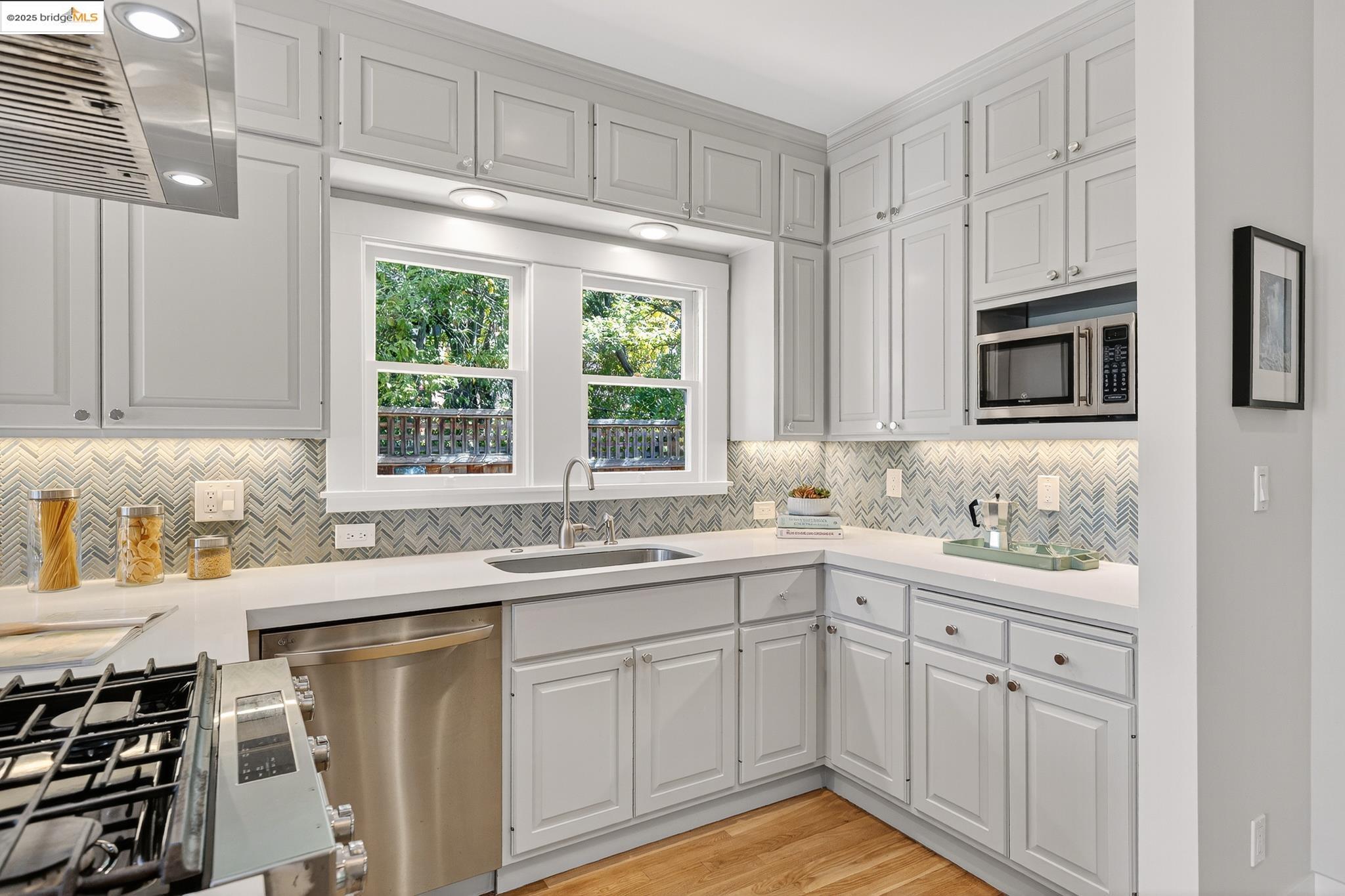 Detail Gallery Image 16 of 50 For 155 Arbor Dr, Piedmont,  CA 94610 - 3 Beds | 2 Baths