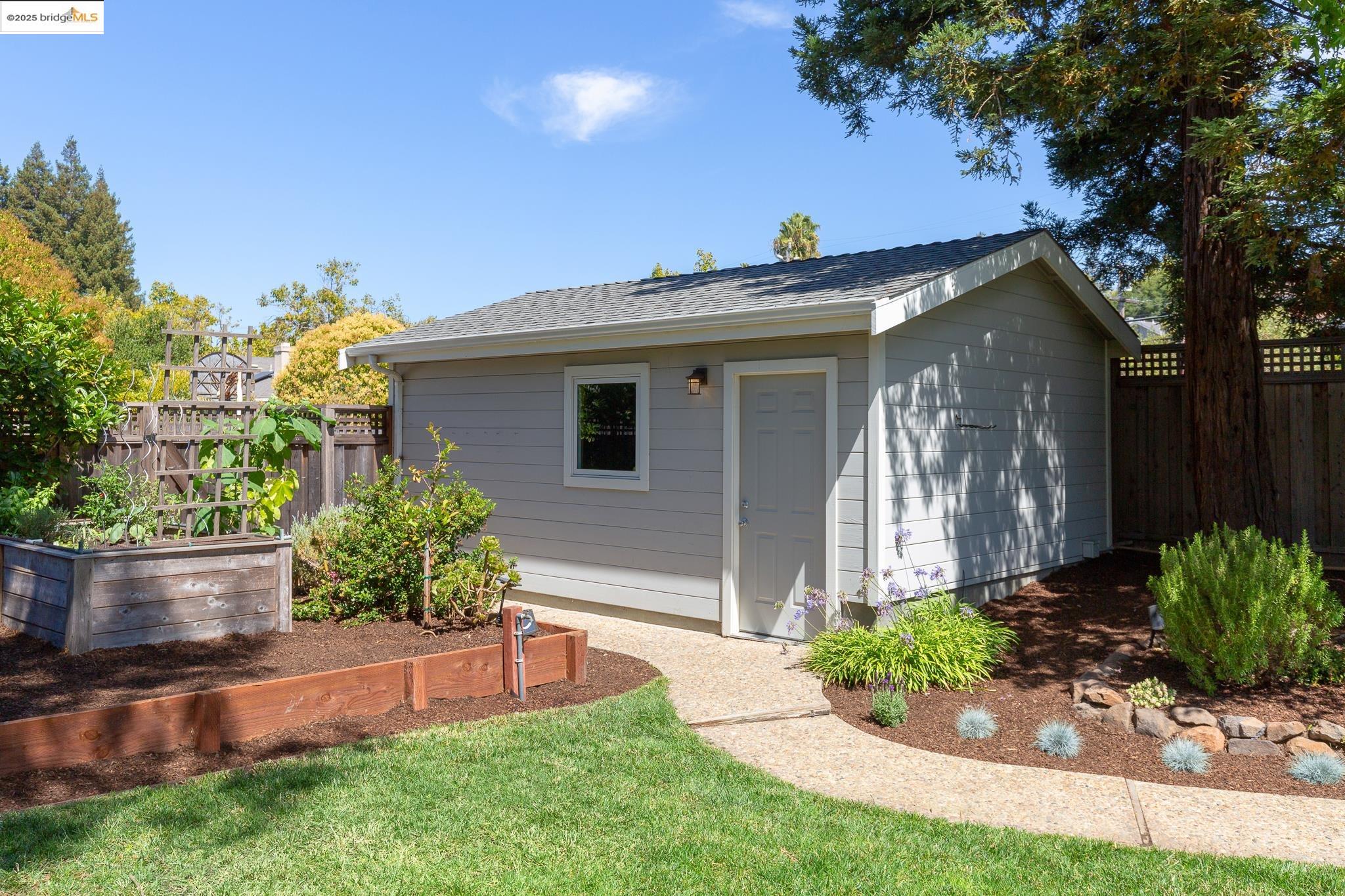 Detail Gallery Image 43 of 50 For 155 Arbor Dr, Piedmont,  CA 94610 - 3 Beds | 2 Baths