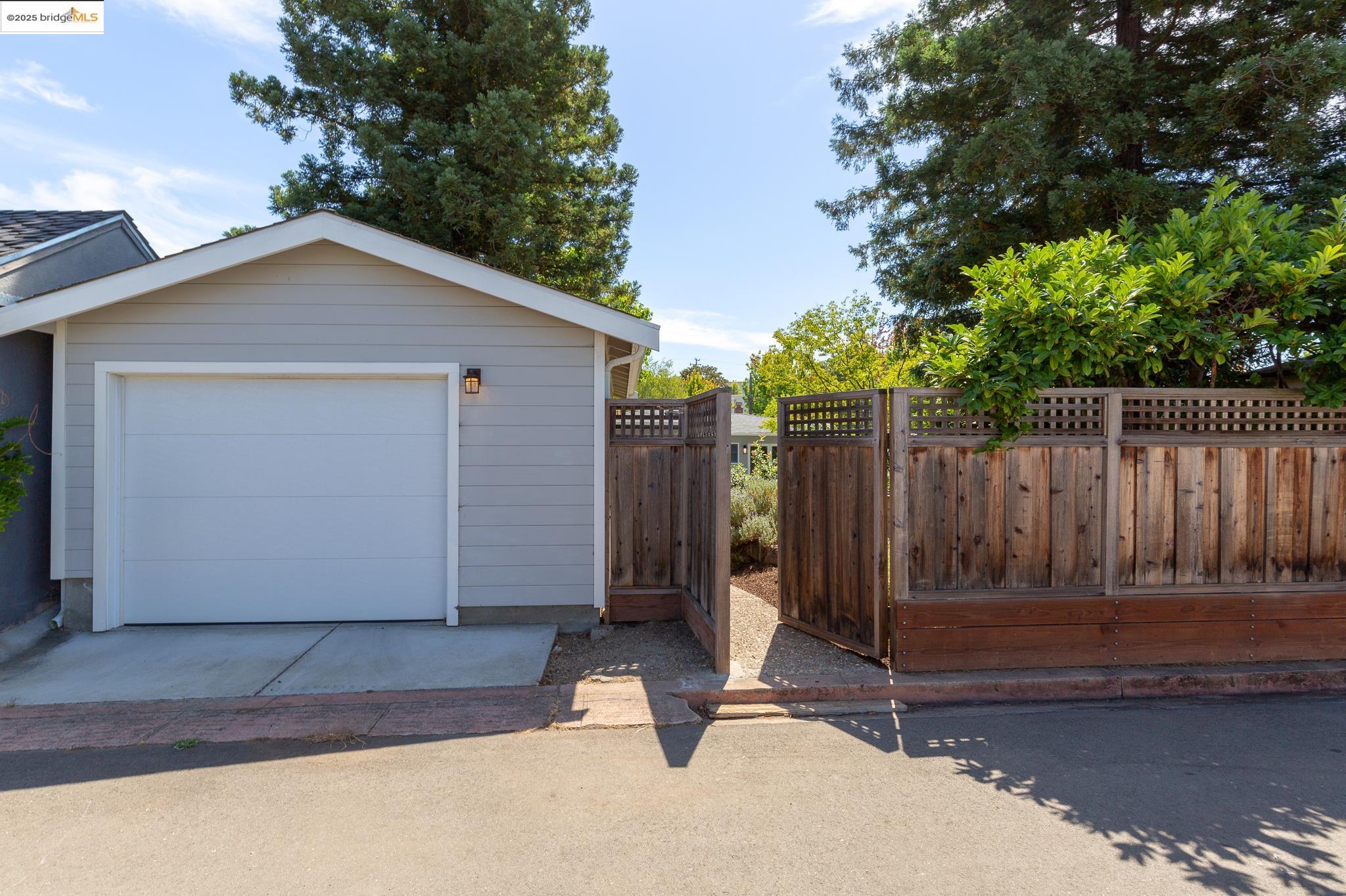 Detail Gallery Image 45 of 50 For 155 Arbor Dr, Piedmont,  CA 94610 - 3 Beds | 2 Baths